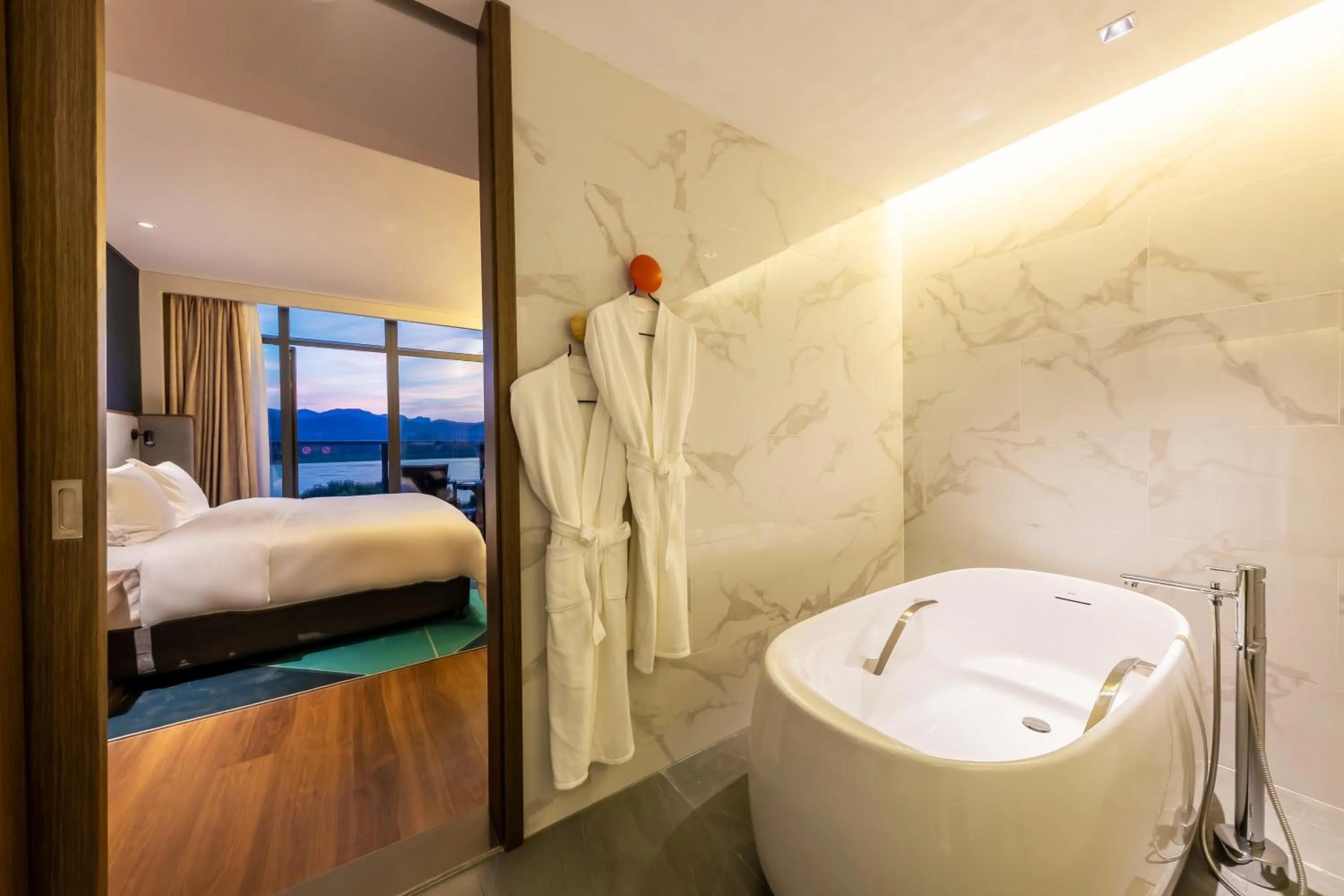 Photo of the whole room, Bed in Holiday Inn Express Yichang Riverside by IHG