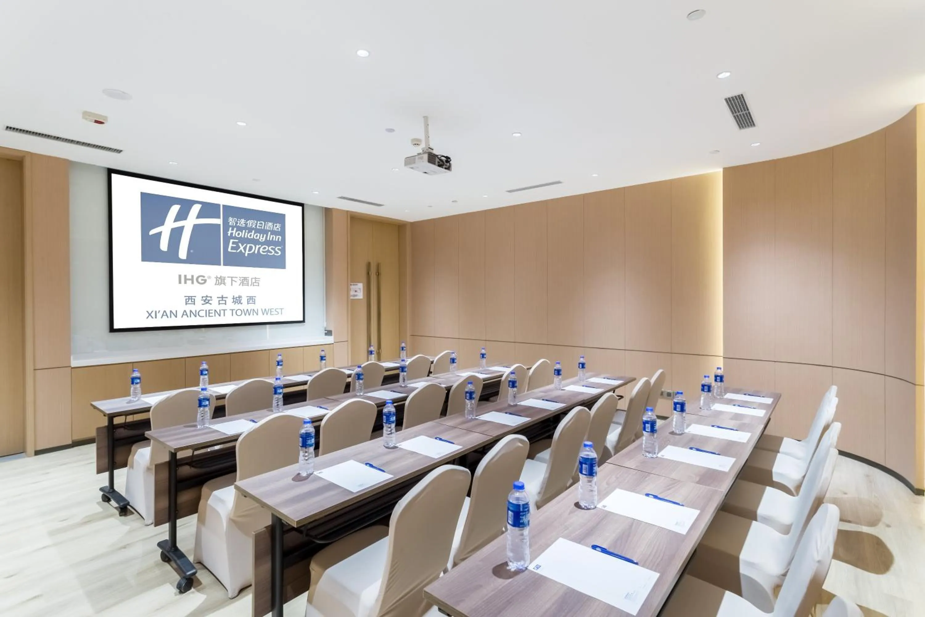 Meeting/conference room in Holiday Inn Express Xi'an Ancient Town West by IHG