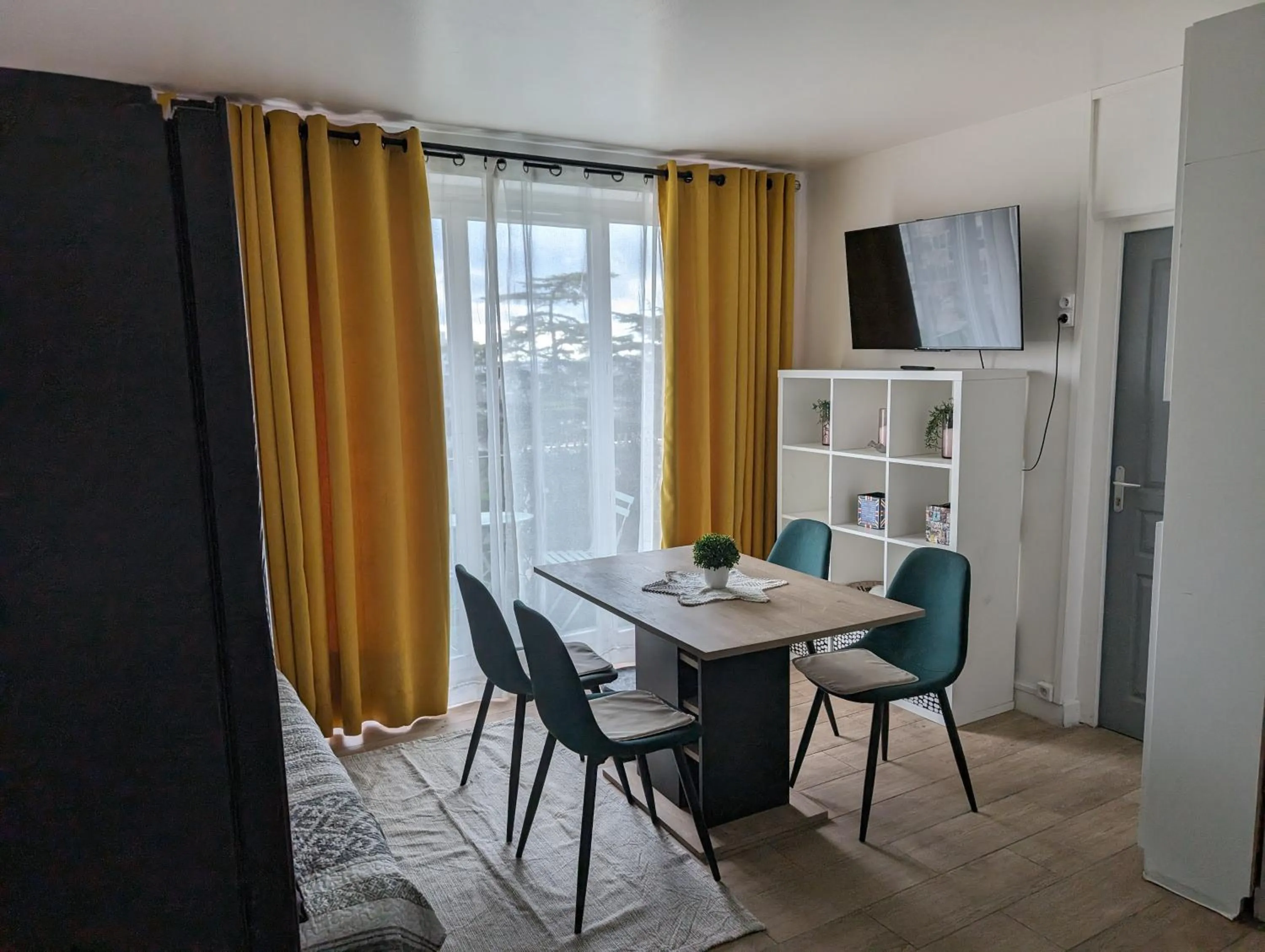 TV and multimedia in Paris Access with Creteil Apartment