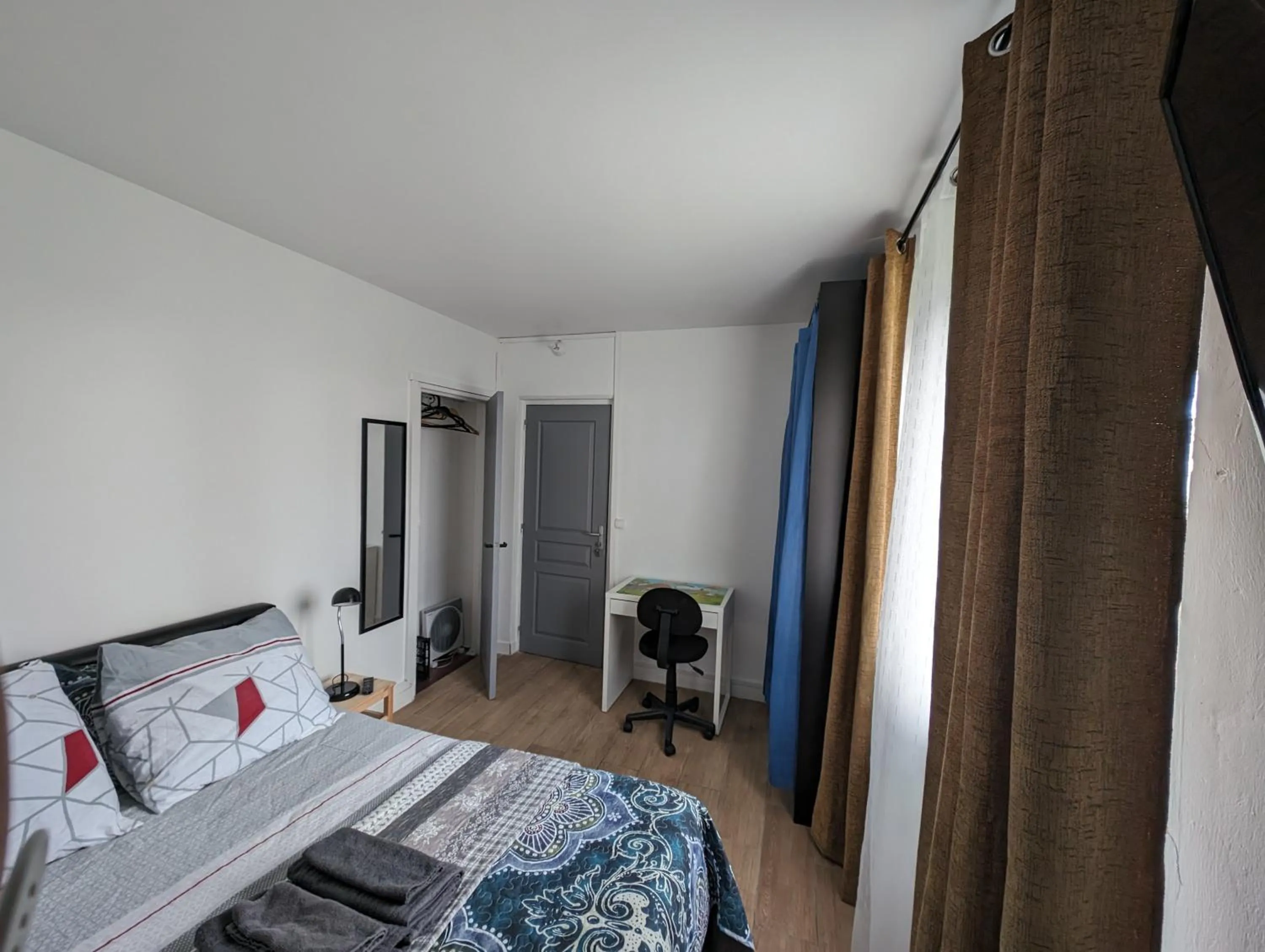 Bed in Paris Access with Creteil Apartment