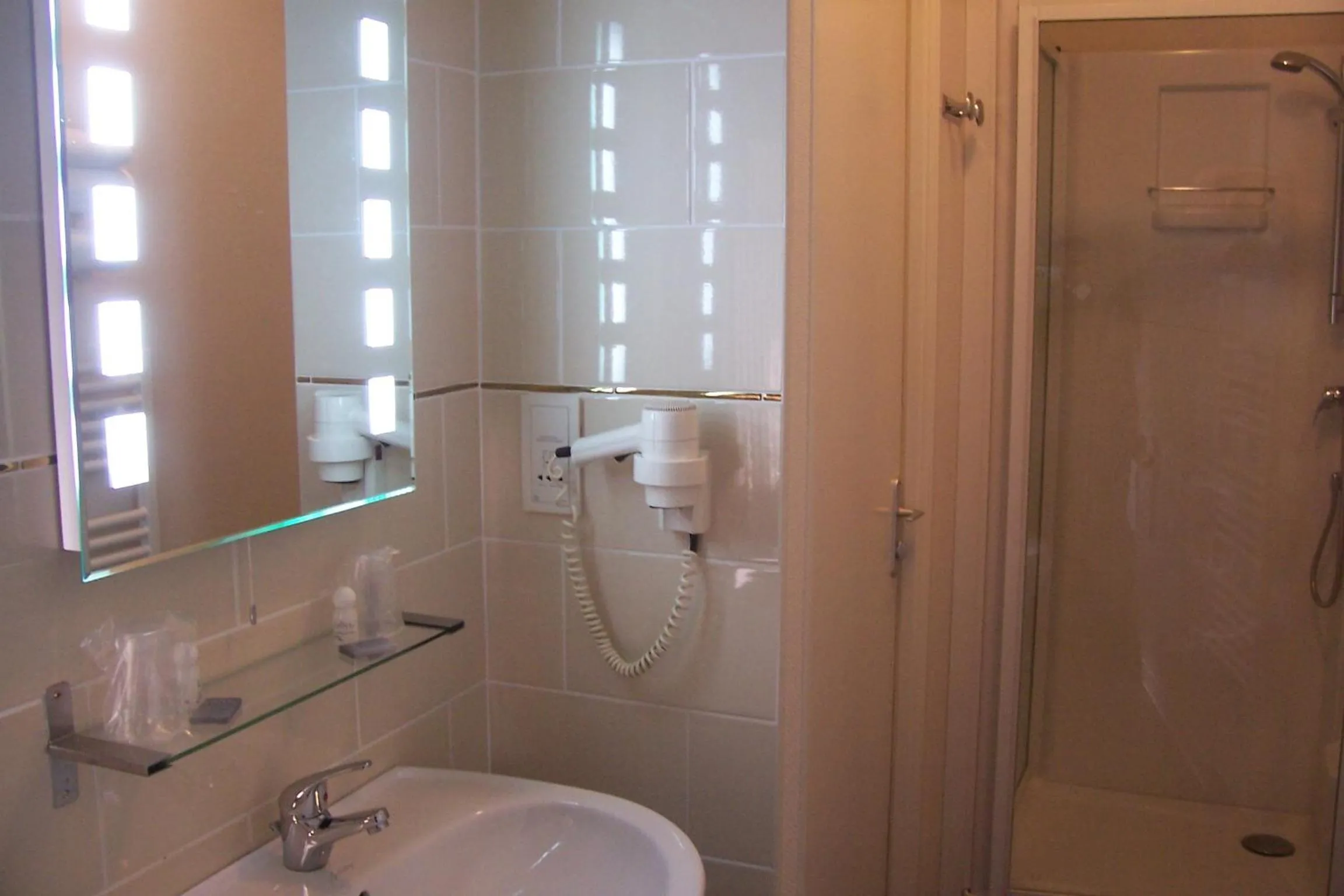 Bathroom in Hôtel de Paris - Dijon Centre Gare