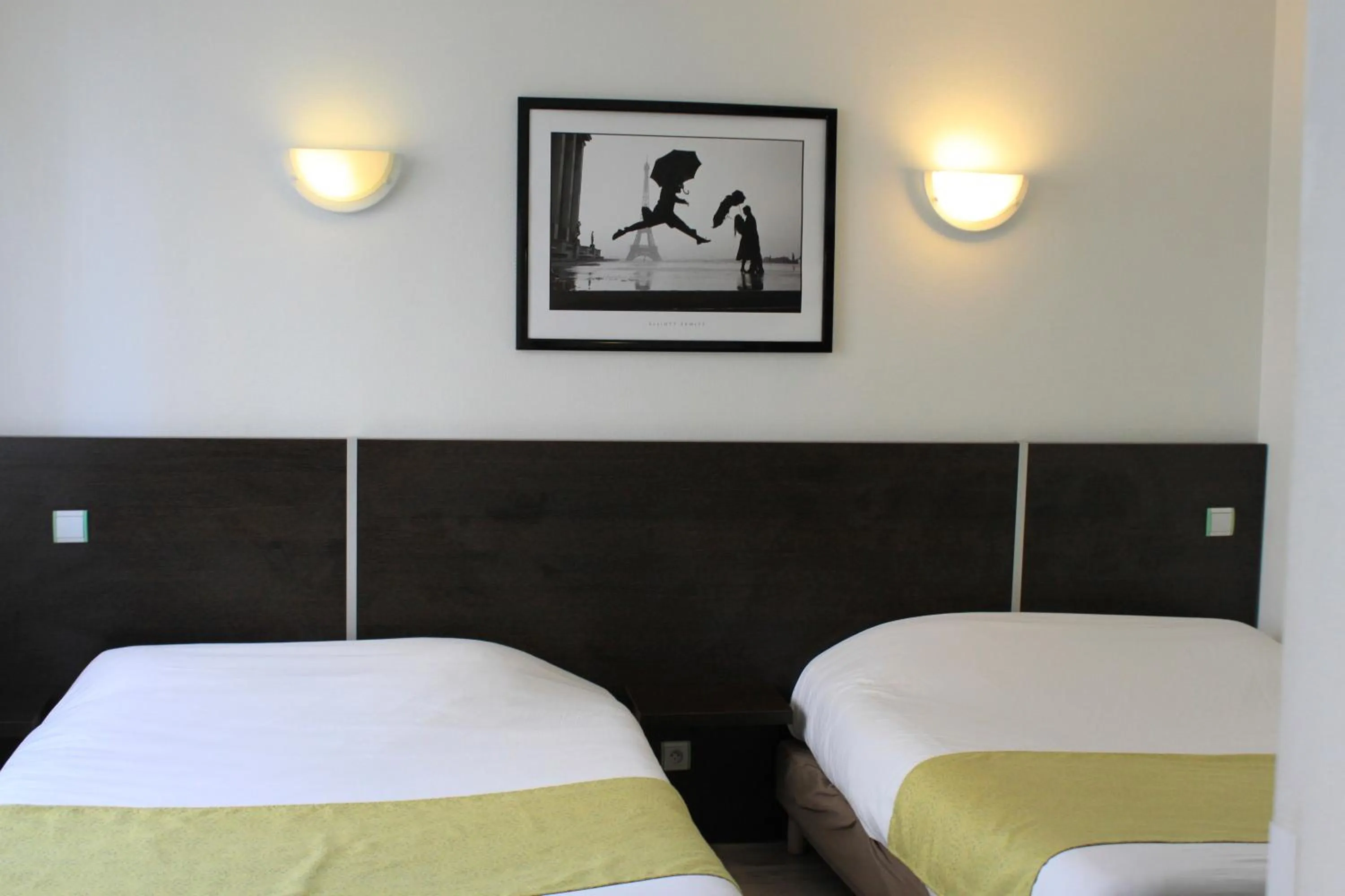 Bed in Hôtel de Paris - Dijon Centre Gare