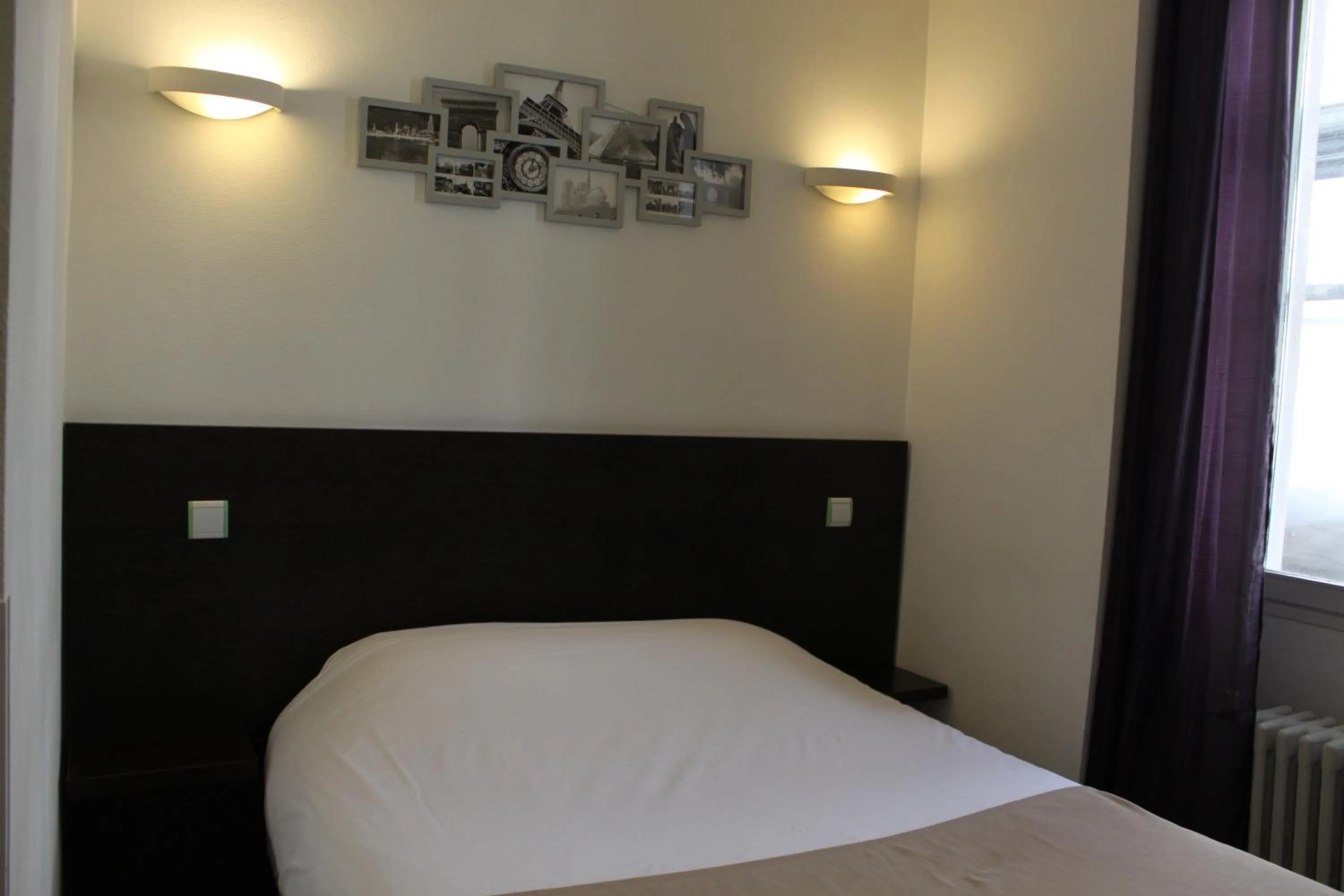 Bed in Hôtel de Paris - Dijon Centre Gare