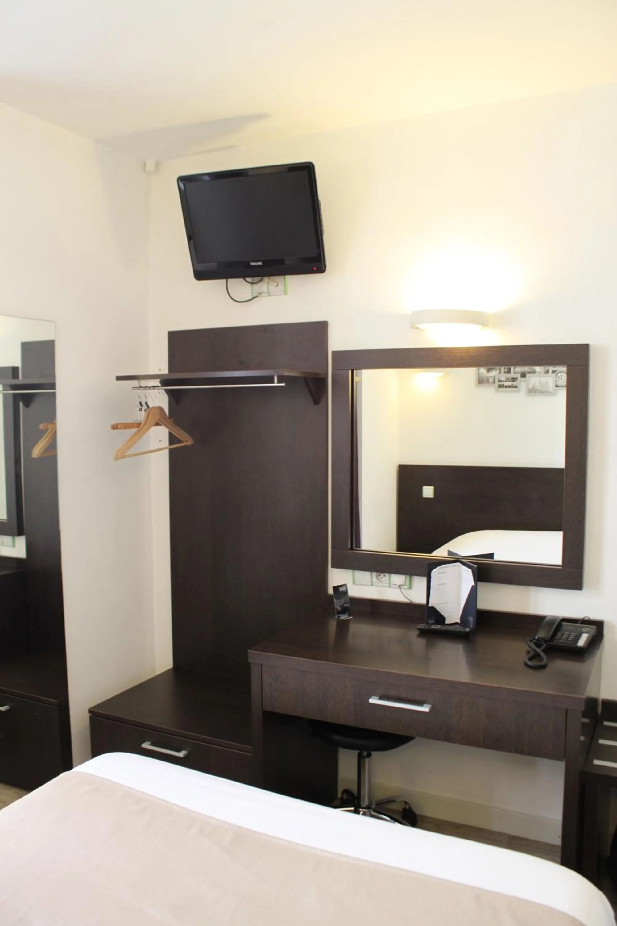 TV and multimedia, Bed in Hôtel de Paris - Dijon Centre Gare