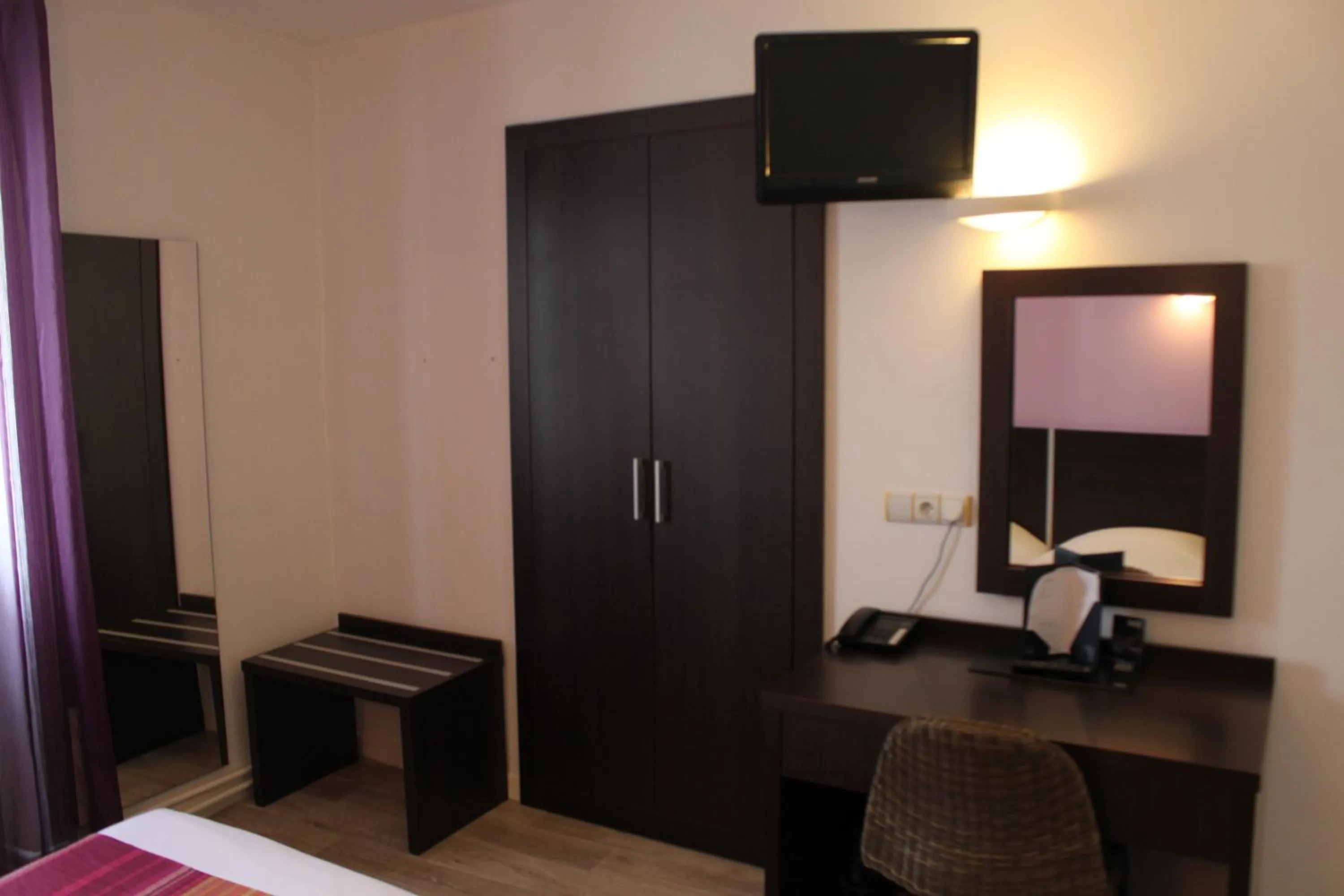 Decorative detail, Bed in Hôtel de Paris - Dijon Centre Gare