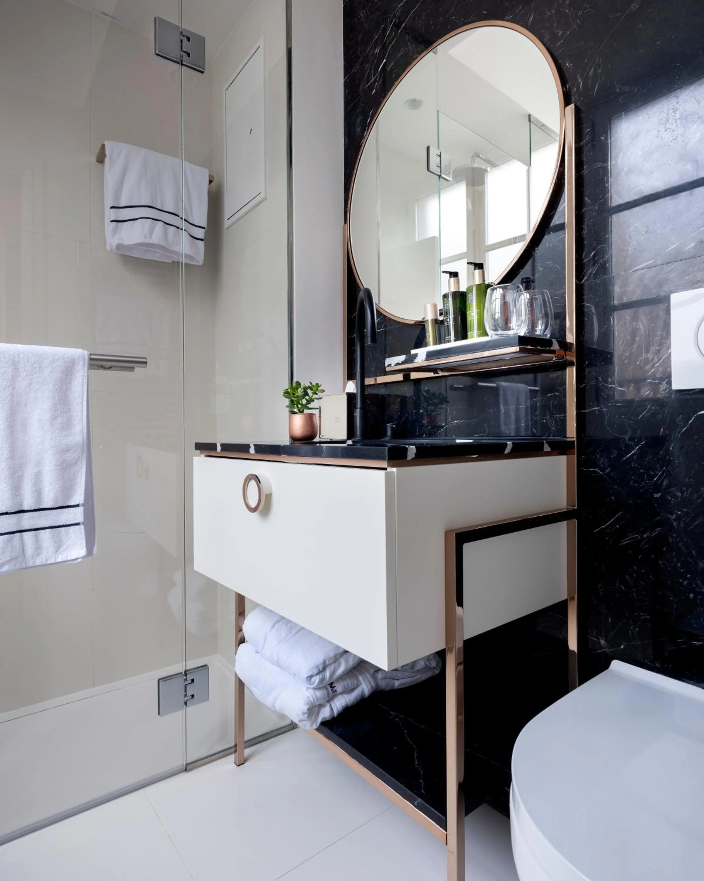 Toilet in Maison Colbert Member of Meliá Collection Notre-Dame