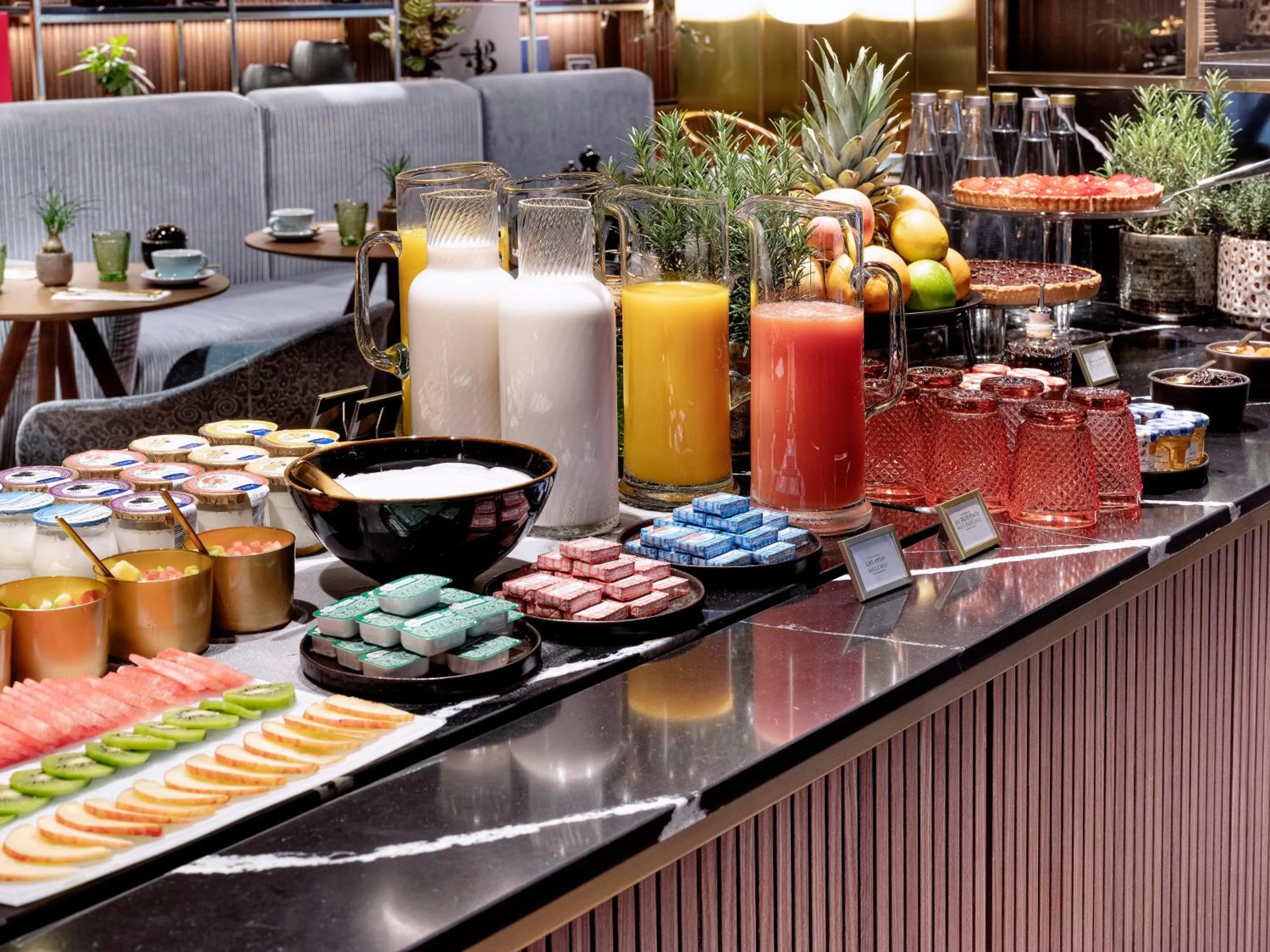 Food and drinks in Maison Colbert Member of Meliá Collection Notre-Dame