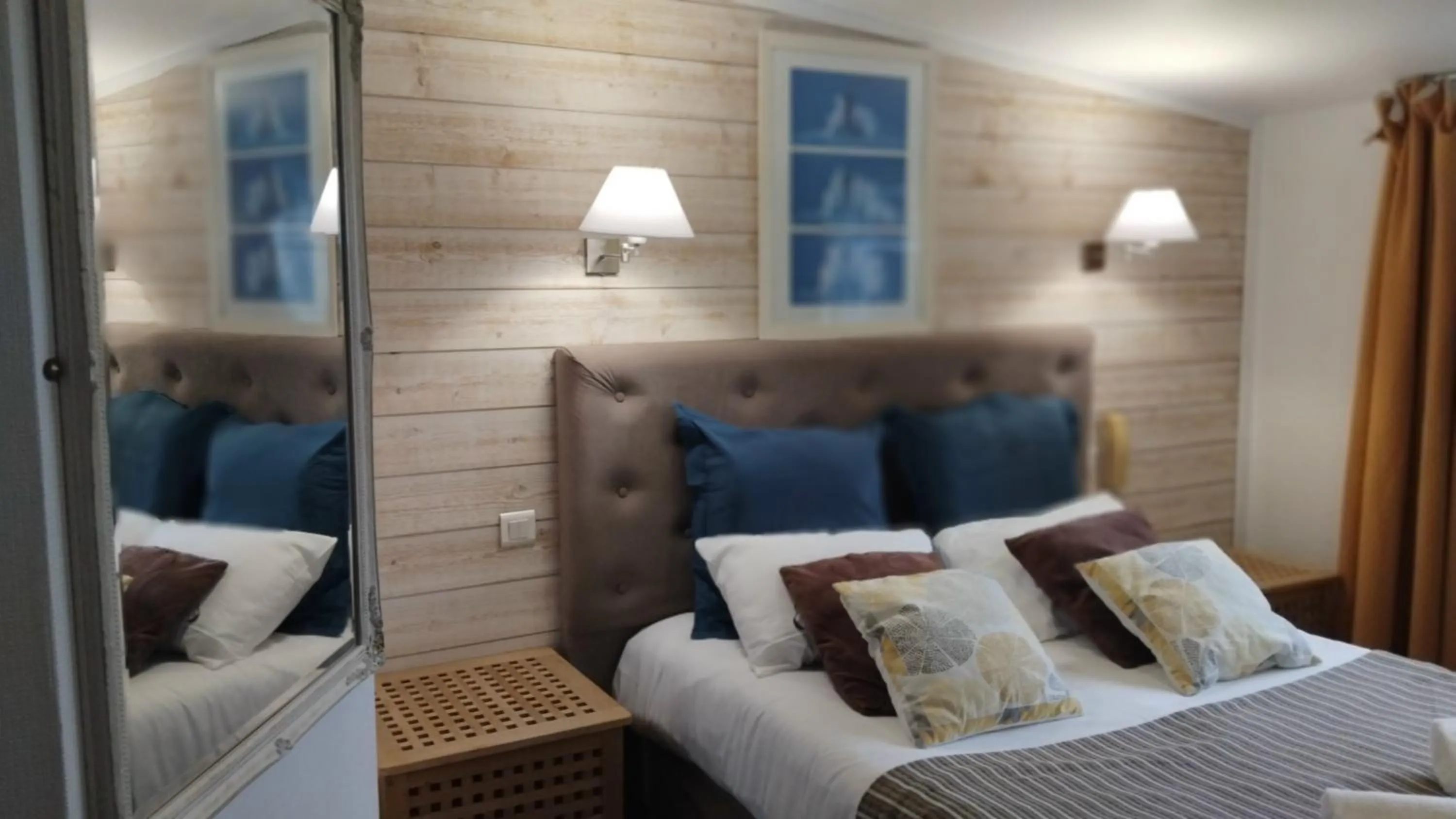 Photo of the whole room, Bed in Logis HOTEL RESTAURANT La Régence