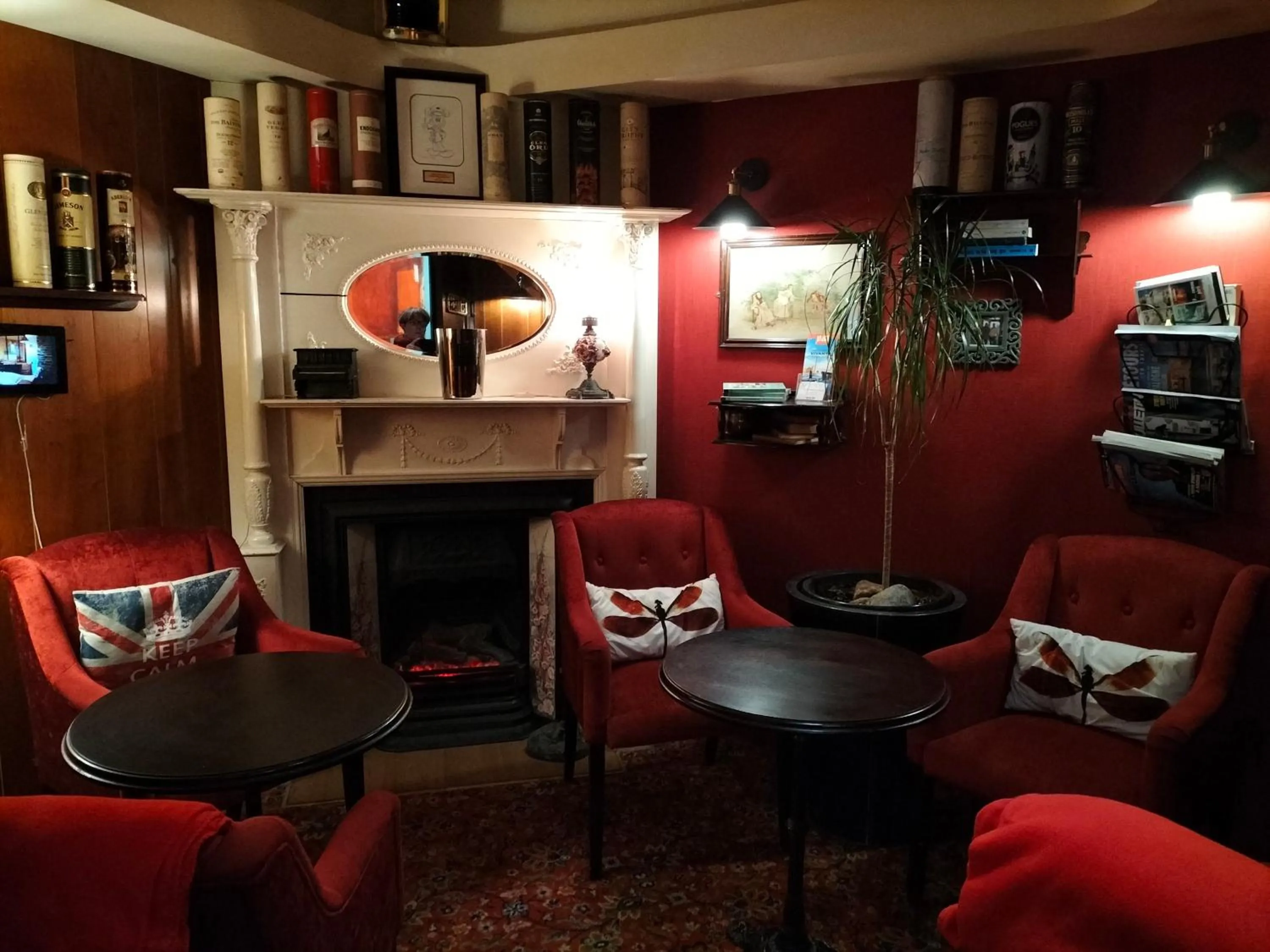 Seating area in Logis HOTEL RESTAURANT La Régence