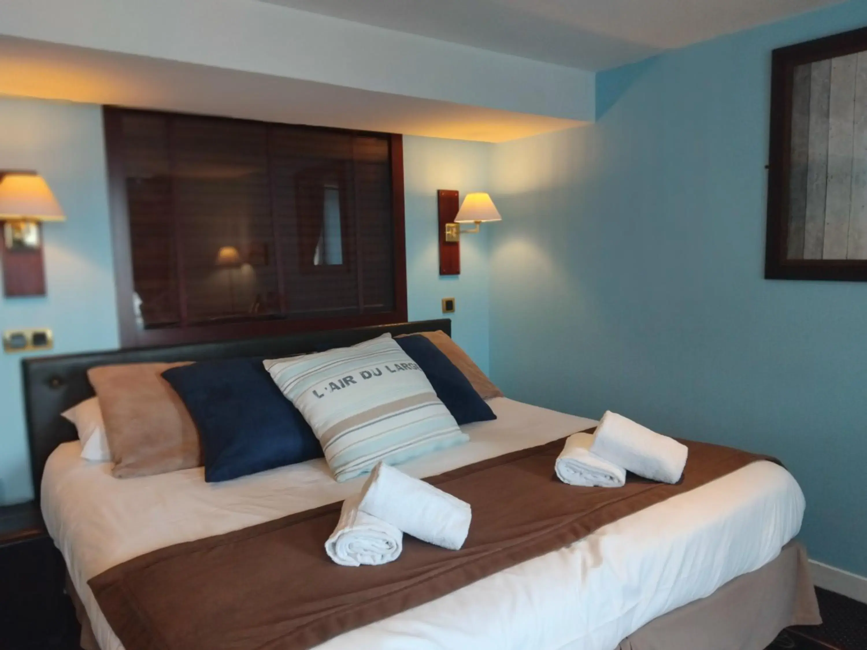 Superior Double or Twin Room with Harbor View in Logis HOTEL RESTAURANT La Régence Superior Double or Twin Room with Harbor View in Logis HOTEL RESTAURANT La Régence