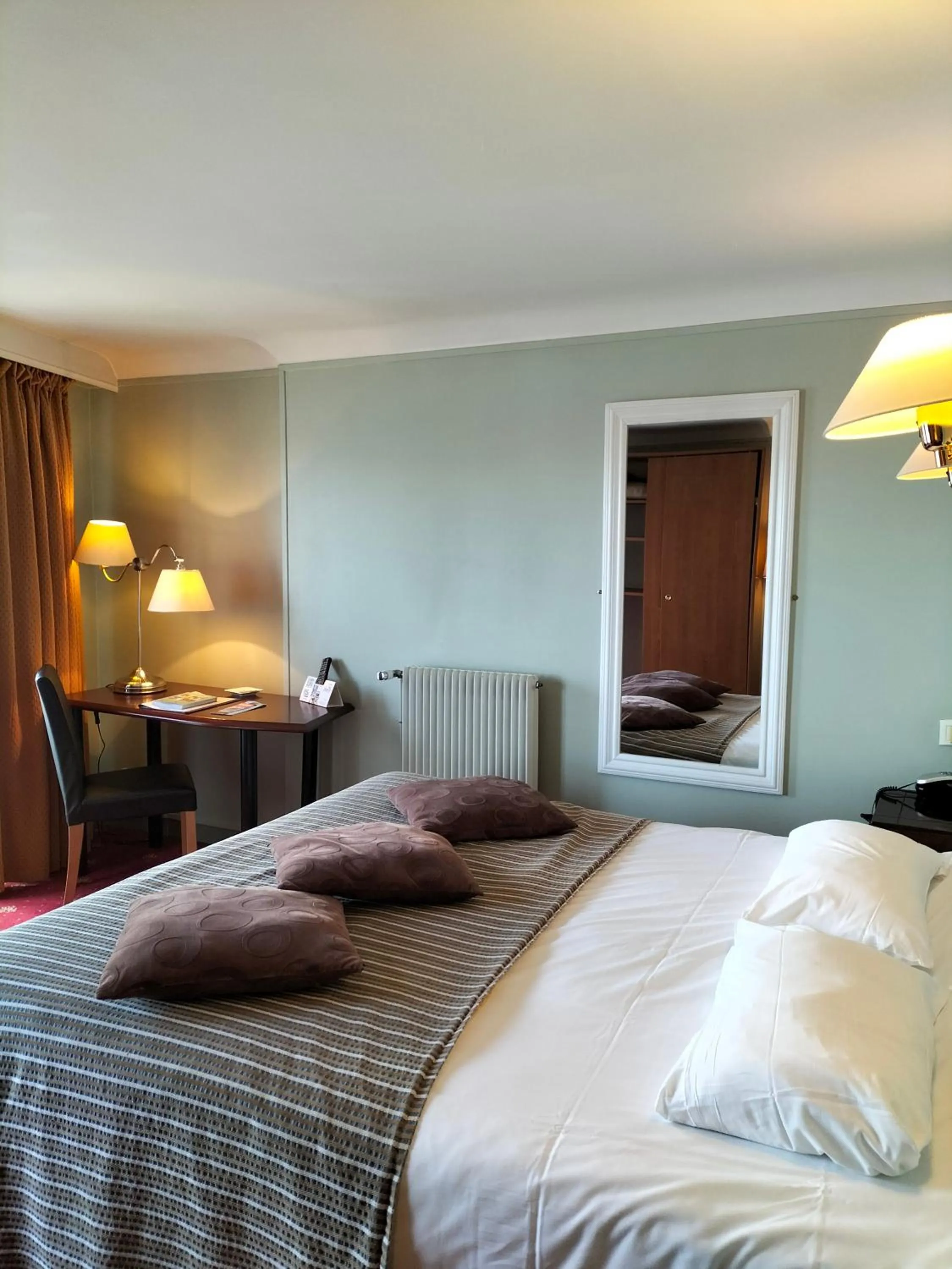 Photo of the whole room, Bed in Logis HOTEL RESTAURANT La Régence