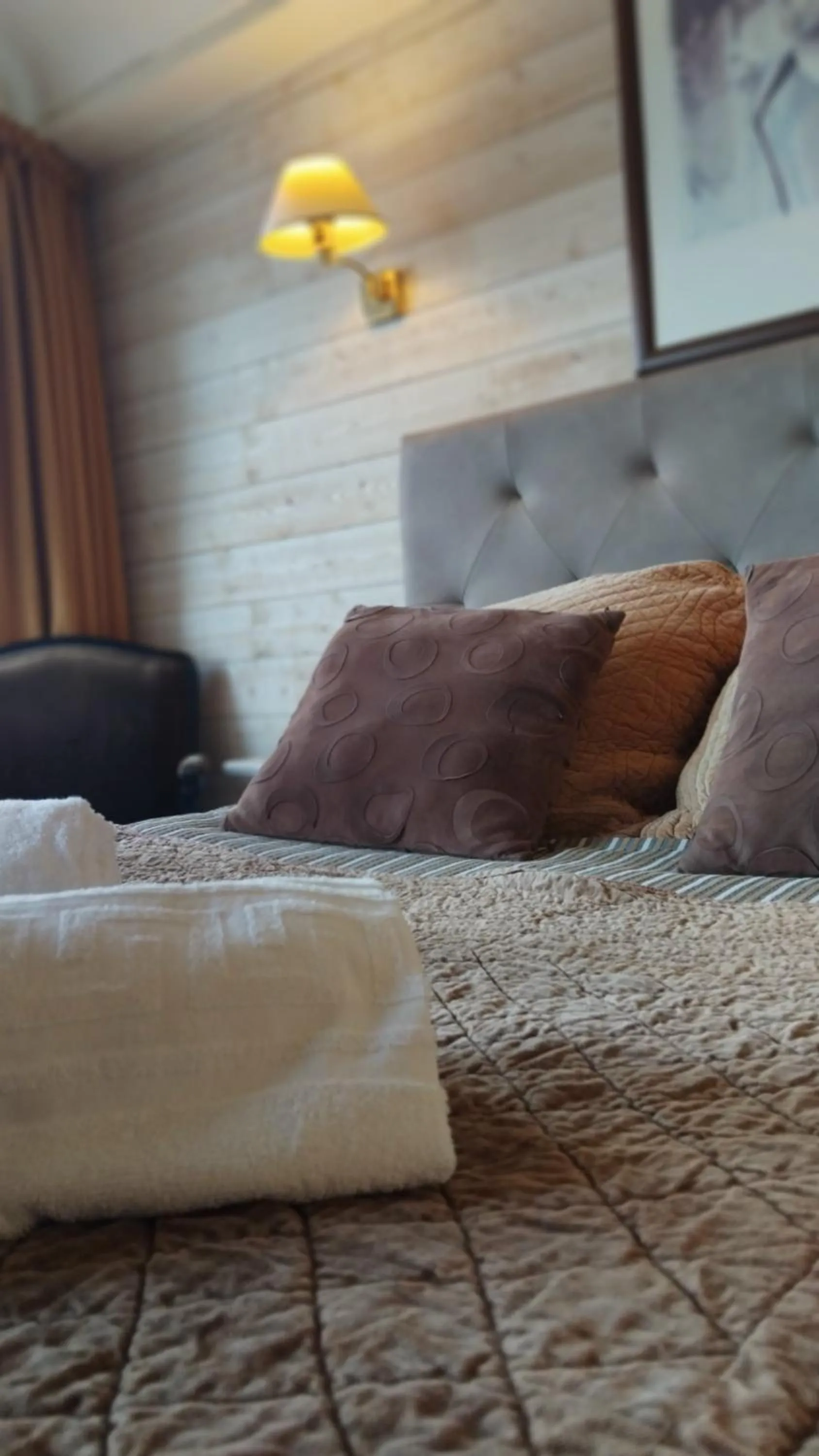 Property building, Bed in Logis HOTEL RESTAURANT La Régence