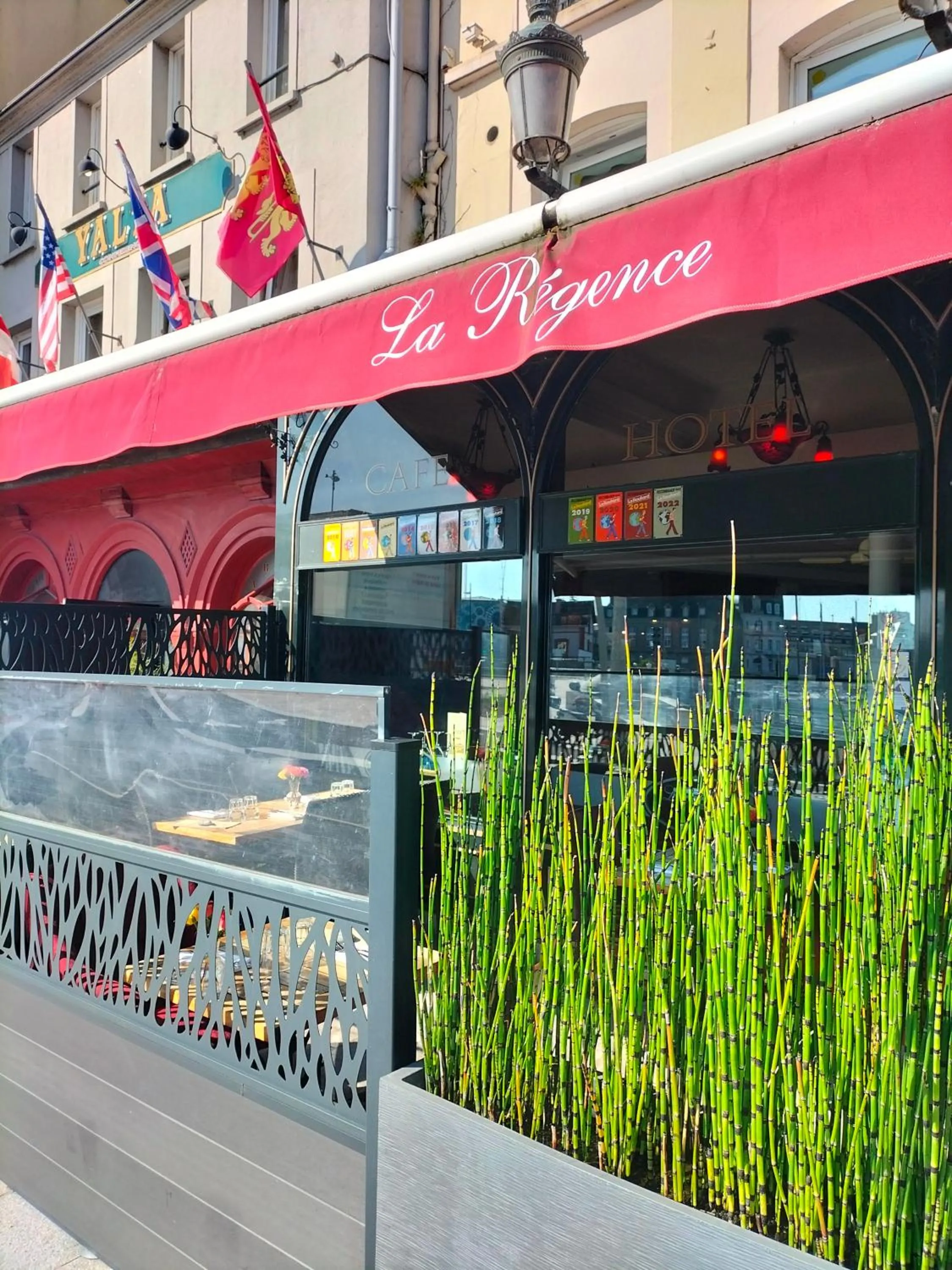 Patio in Logis HOTEL RESTAURANT La Régence