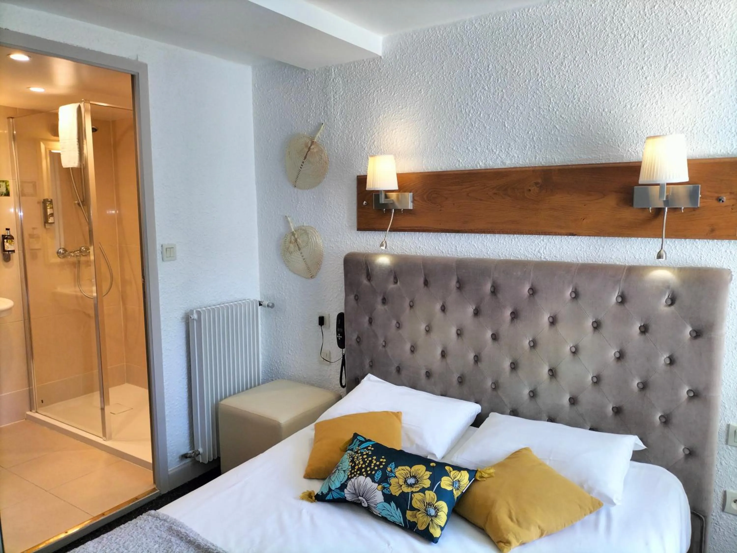 Photo of the whole room, Bed in Logis HOTEL RESTAURANT La Régence