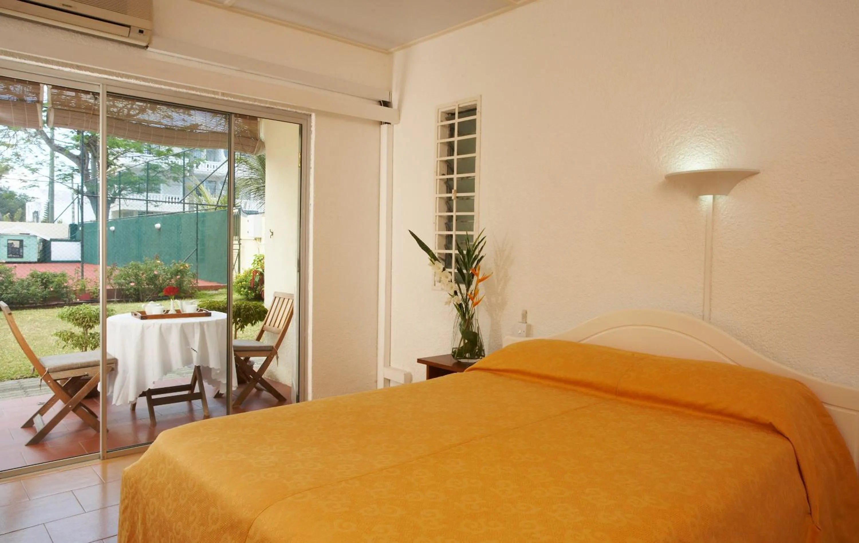 Photo of the whole room, Bed in La Pointe Villas