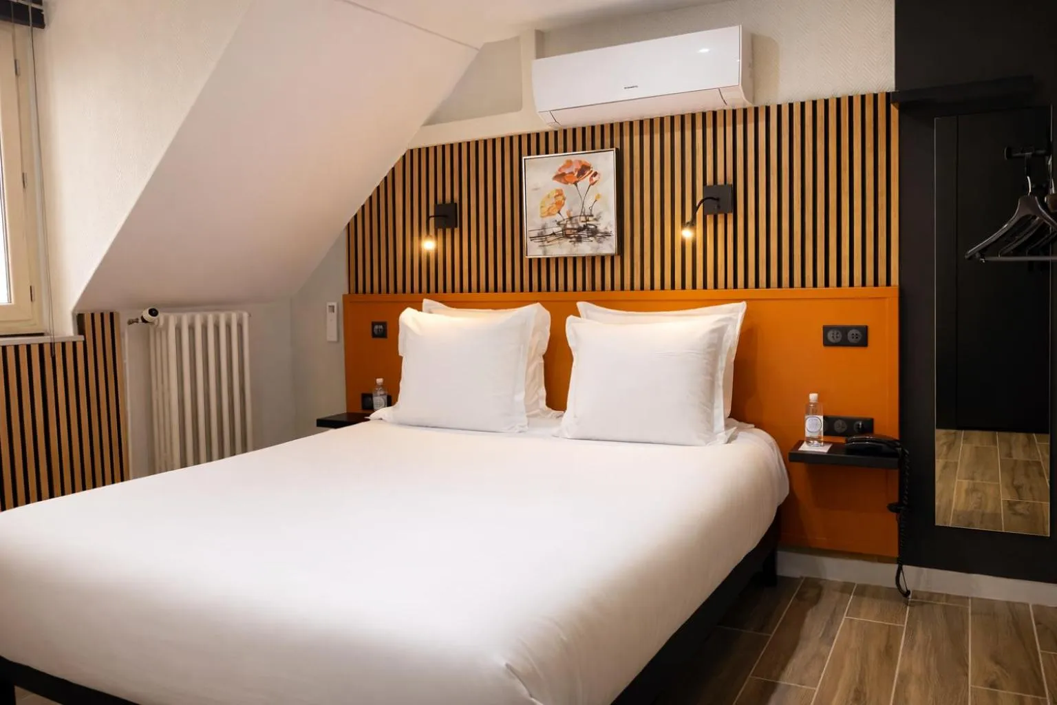 Bed in Logis Hôtel-Restaurant Au Vieux Morvan, au cœur de la Bourgogne, Piscine & Spa, Hôtel Climatisé