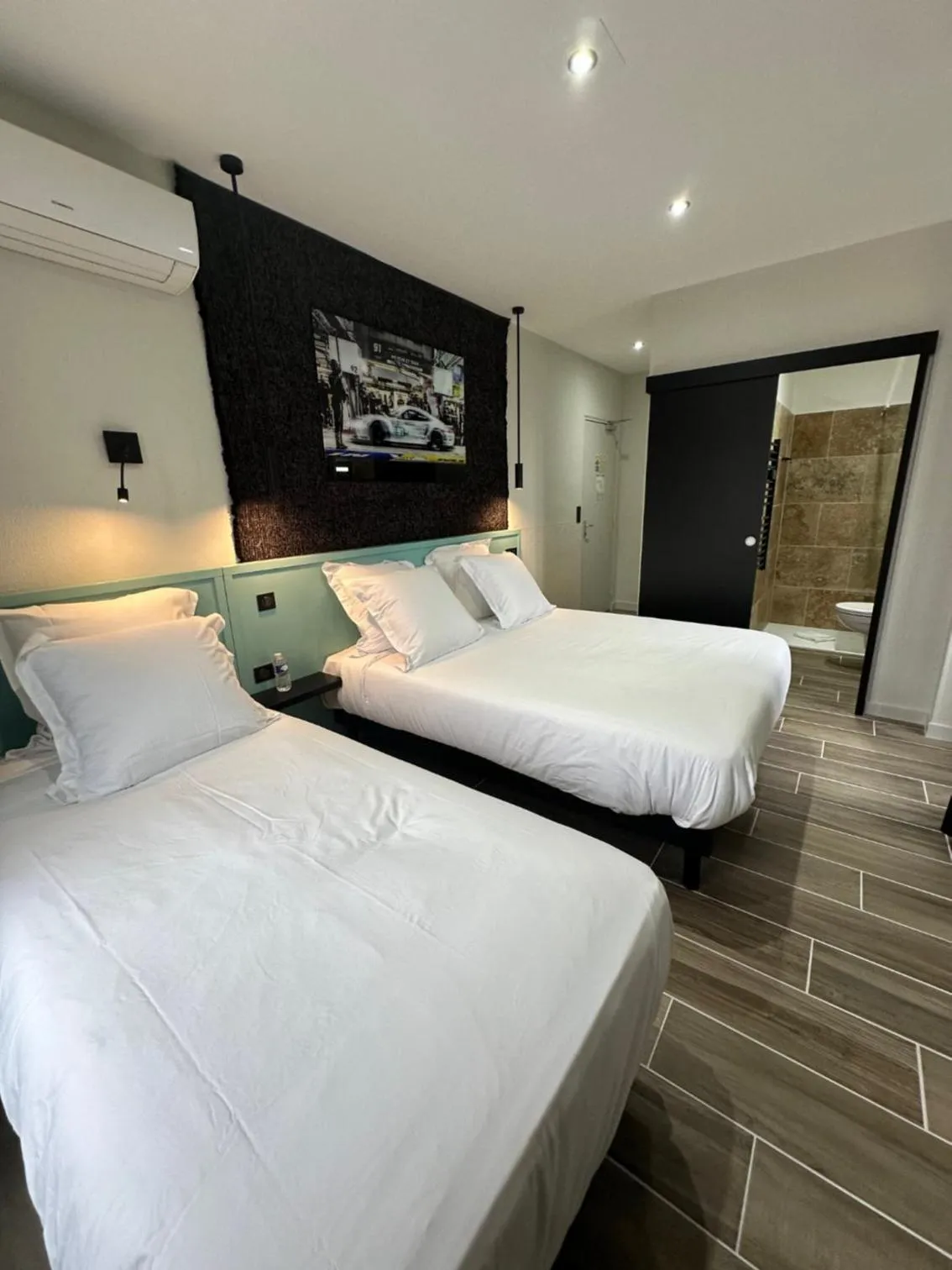 Bed in Logis Hôtel-Restaurant Au Vieux Morvan, au cœur de la Bourgogne, Piscine & Spa, Hôtel Climatisé