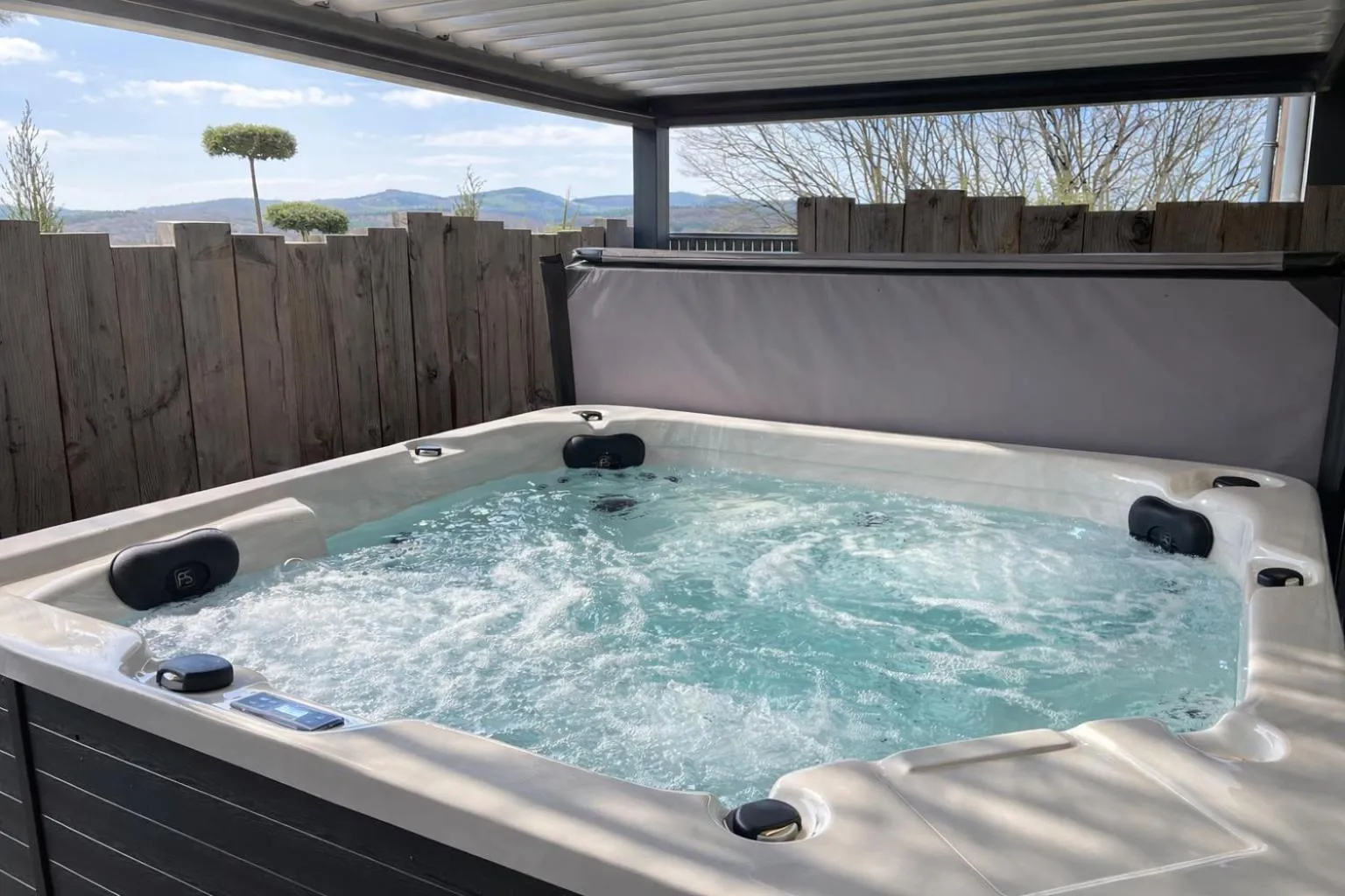 Swimming pool in Logis Hôtel-Restaurant Au Vieux Morvan, au cœur de la Bourgogne, Piscine & Spa, Hôtel Climatisé