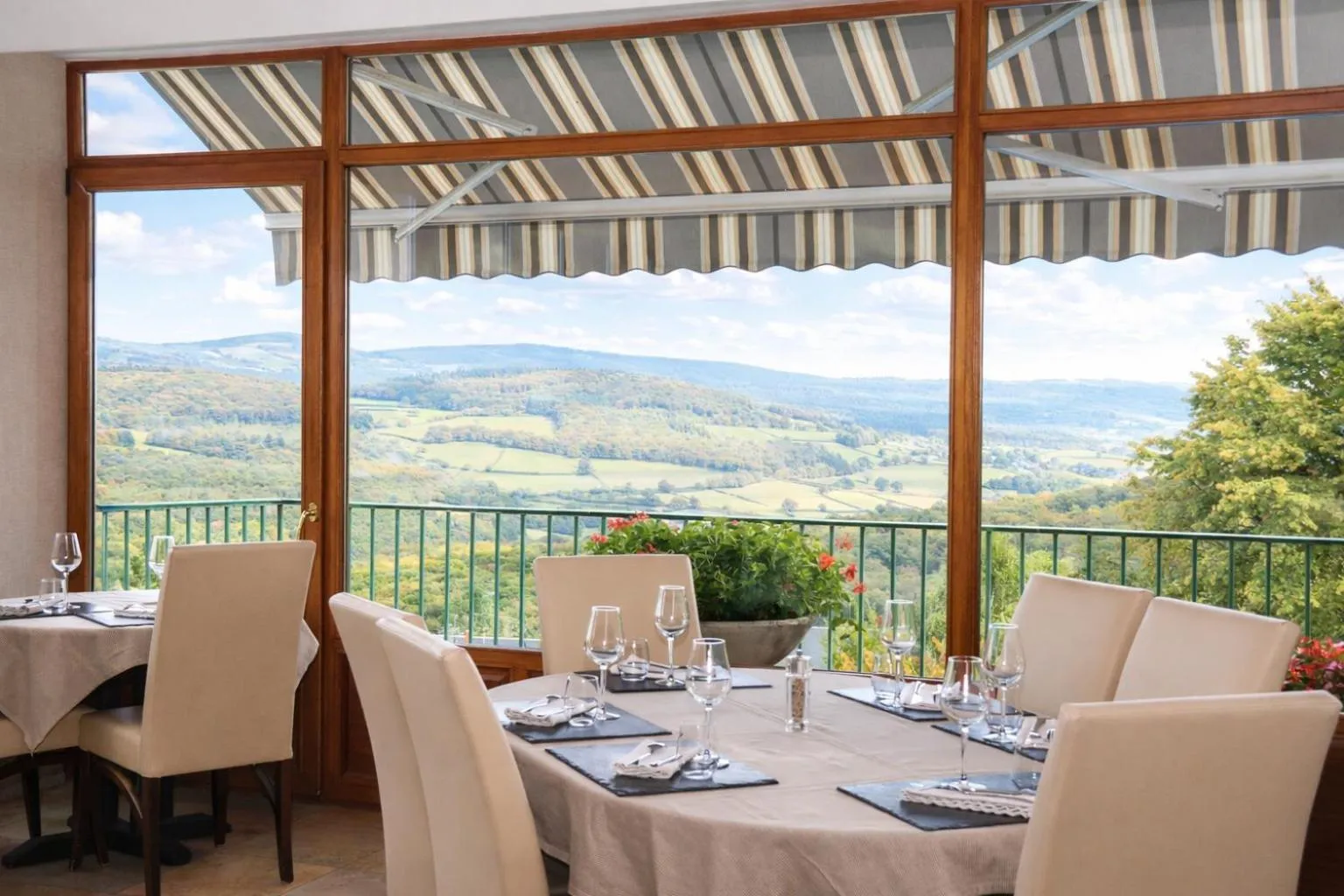 Banquet/Function facilities in Logis Hôtel-Restaurant Au Vieux Morvan, au cœur de la Bourgogne, Piscine & Spa, Hôtel Climatisé