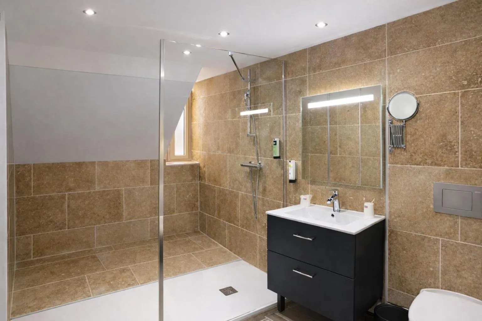 Logis Hôtel-Restaurant Au Vieux Morvan, au cœur de la Bourgogne, Piscine & Spa, Hôtel Climatisé