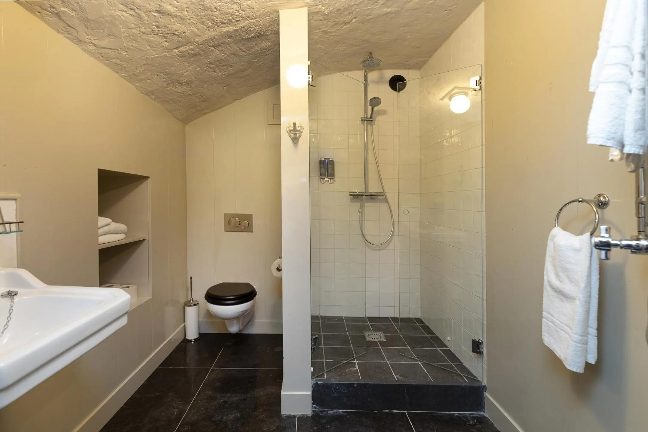 Shower in Hotel Beijers