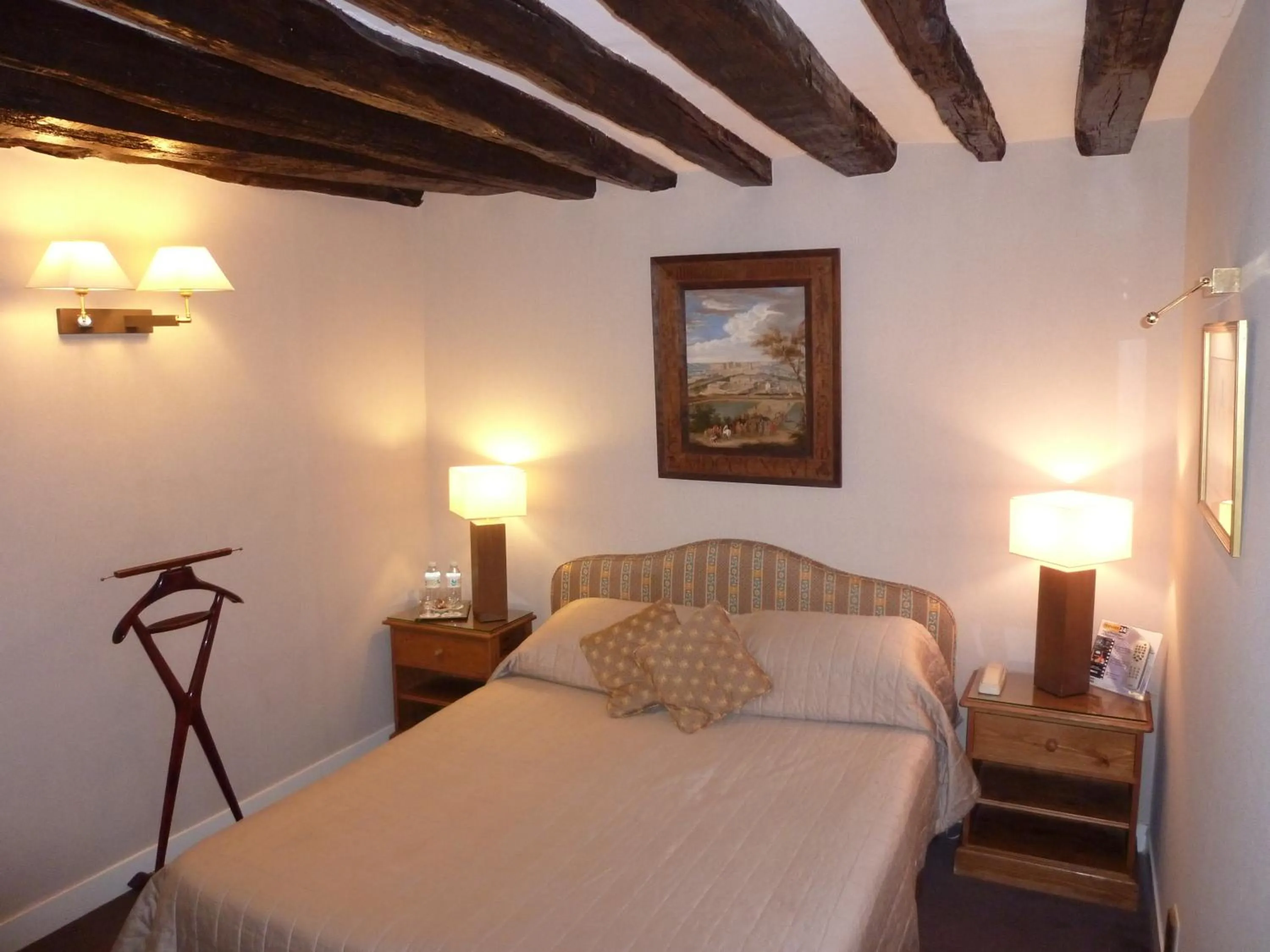 Photo of the whole room, Bed in Hôtel La Résidence du Berry