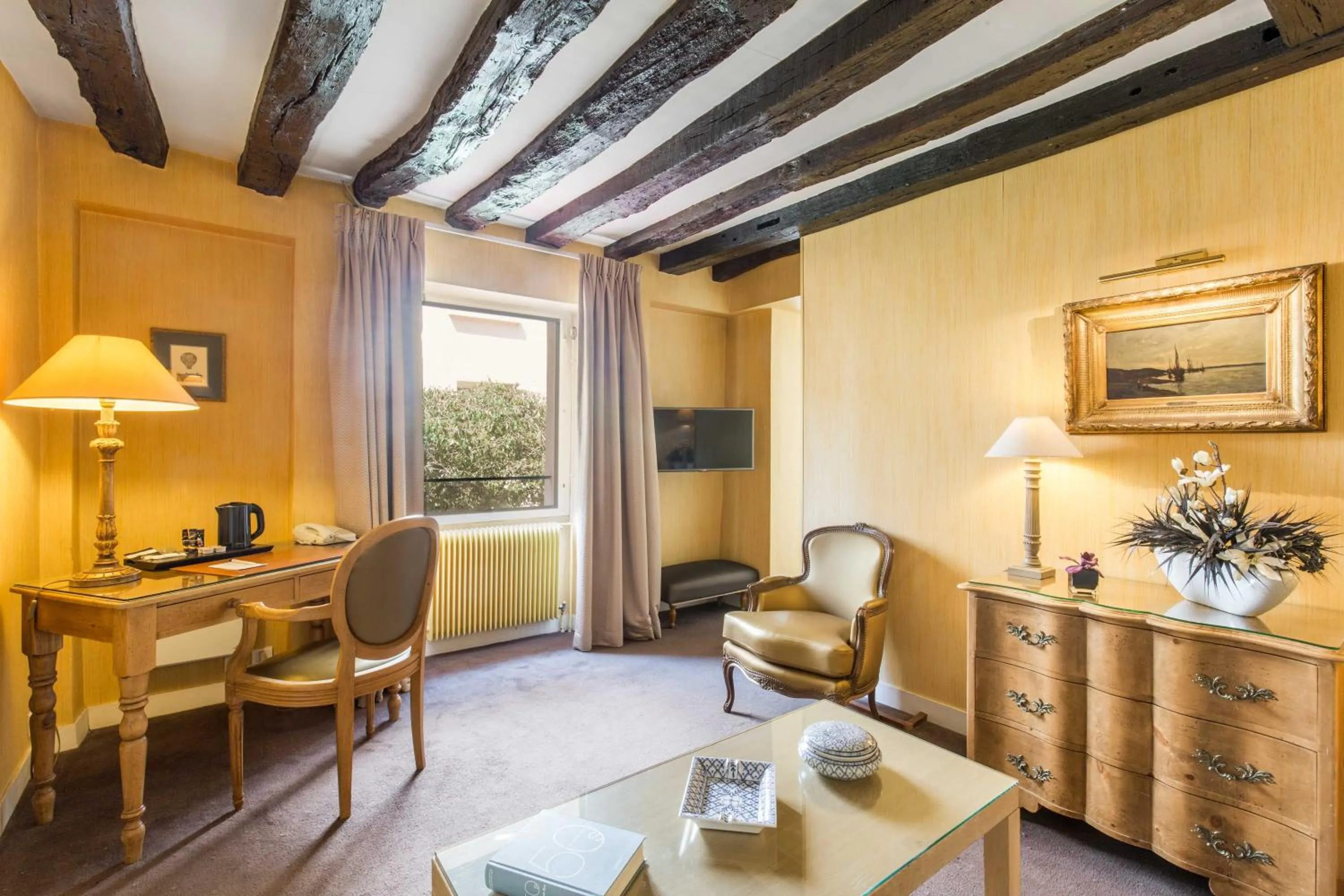 Seating area in Hôtel La Résidence du Berry