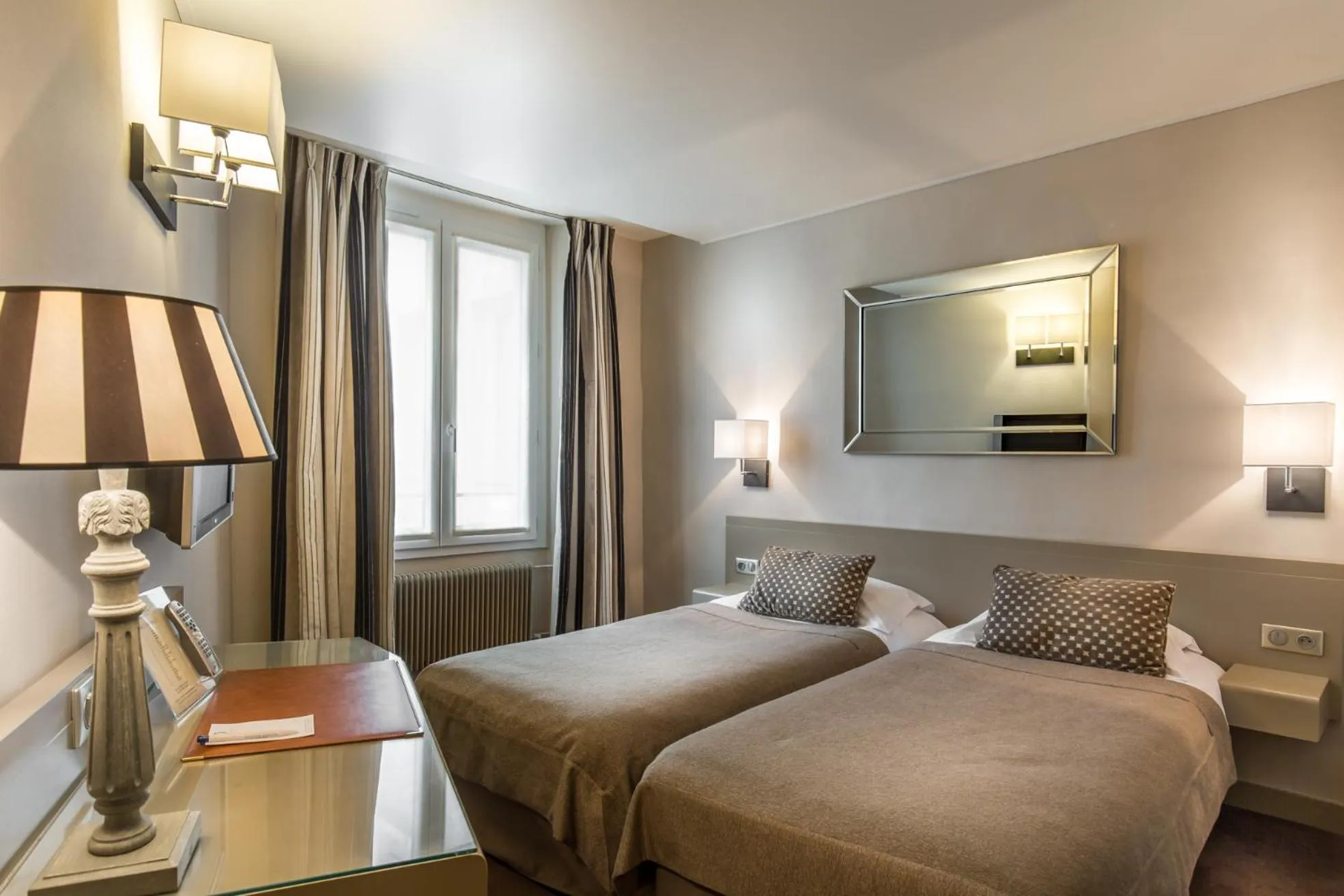 Bed in Hôtel La Résidence du Berry