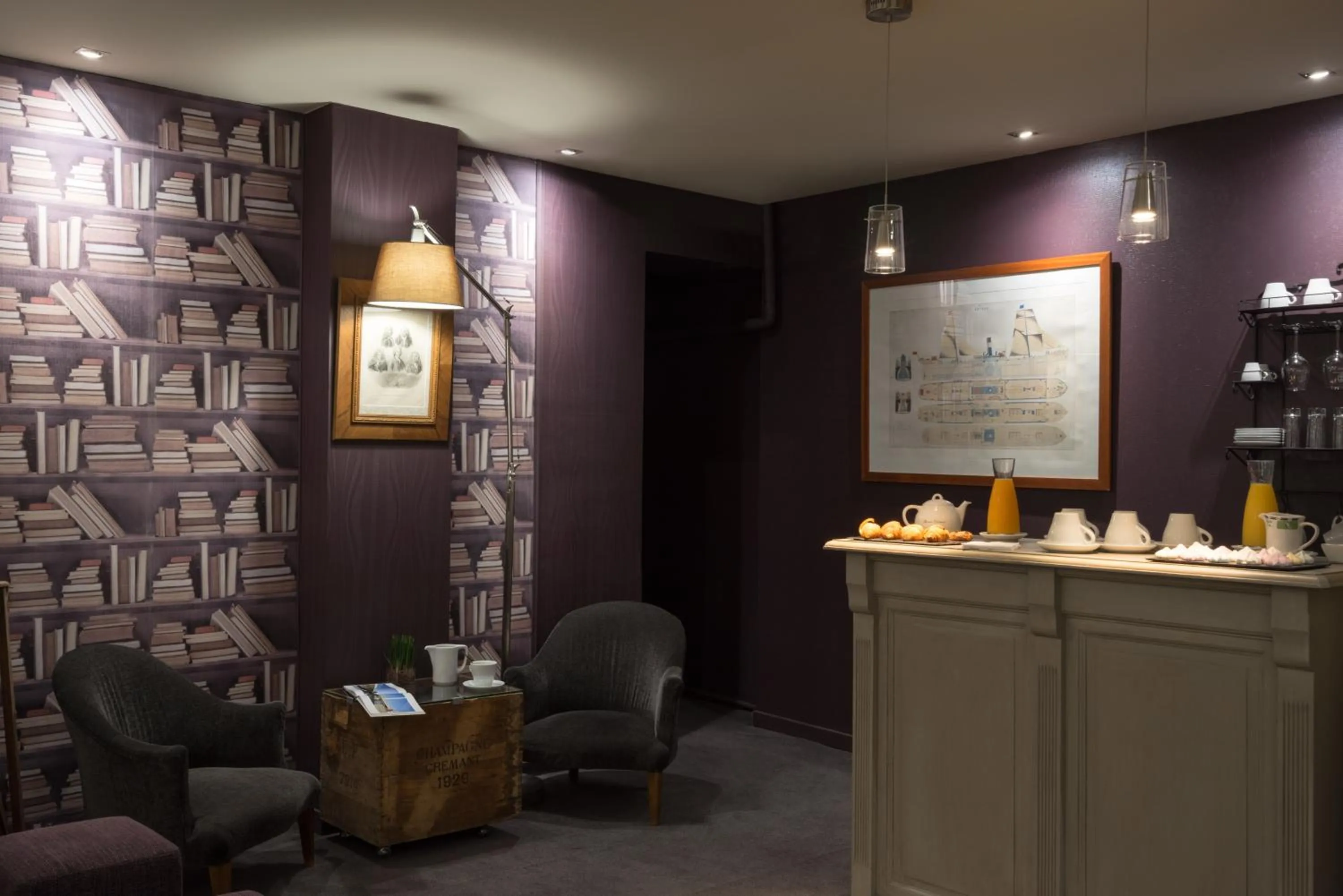 Communal lounge/ TV room in Hotel Voltaire Opera Nantes Centre