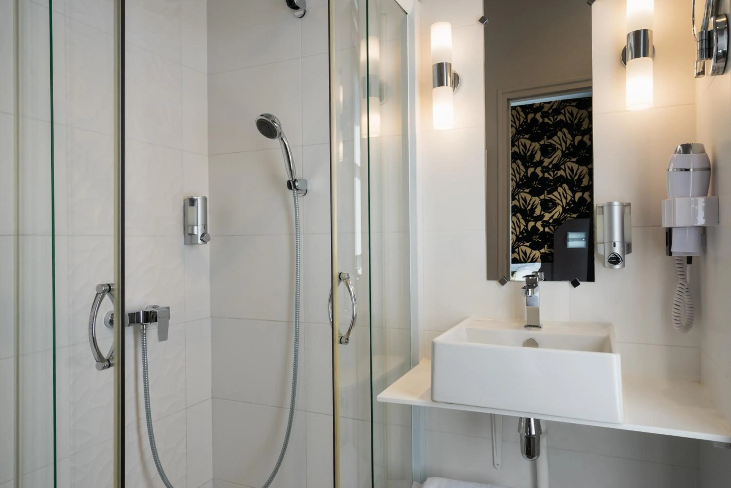 Shower in Hotel Voltaire Opera Nantes Centre