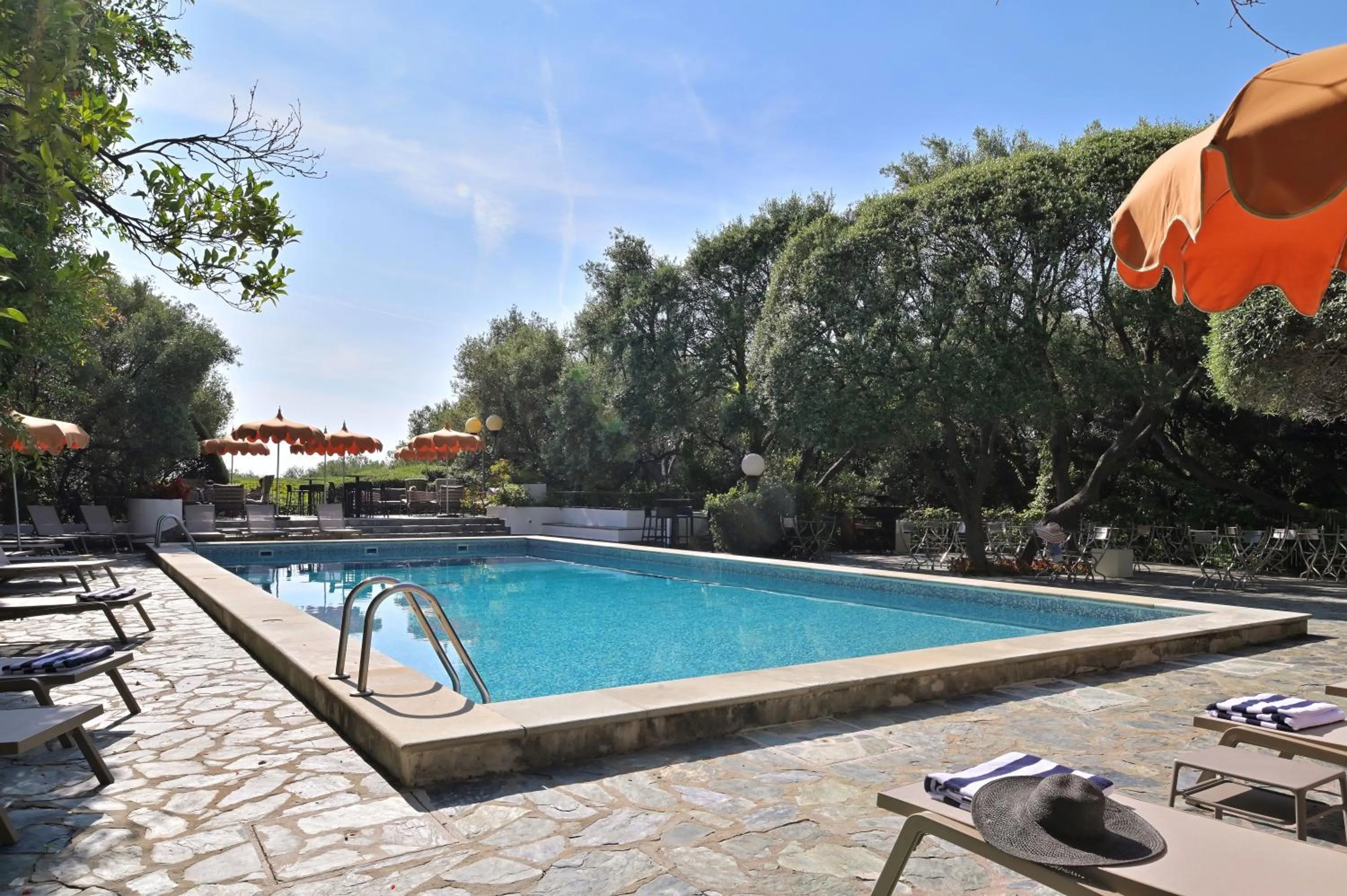 Swimming pool in Hôtel Pietracap