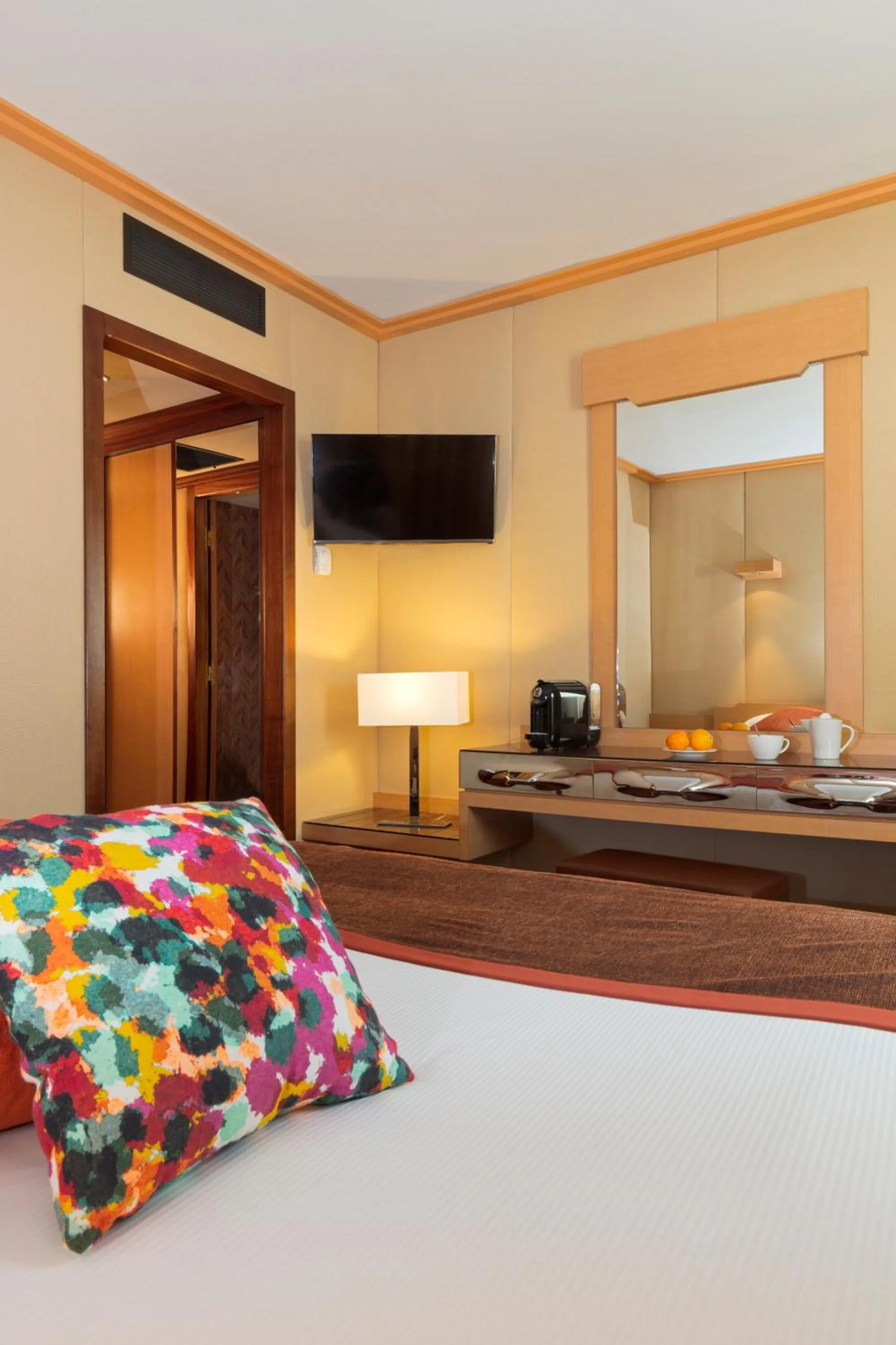 Bedroom, Bed in Hôtel du Béryl, Lons-le-Saunier