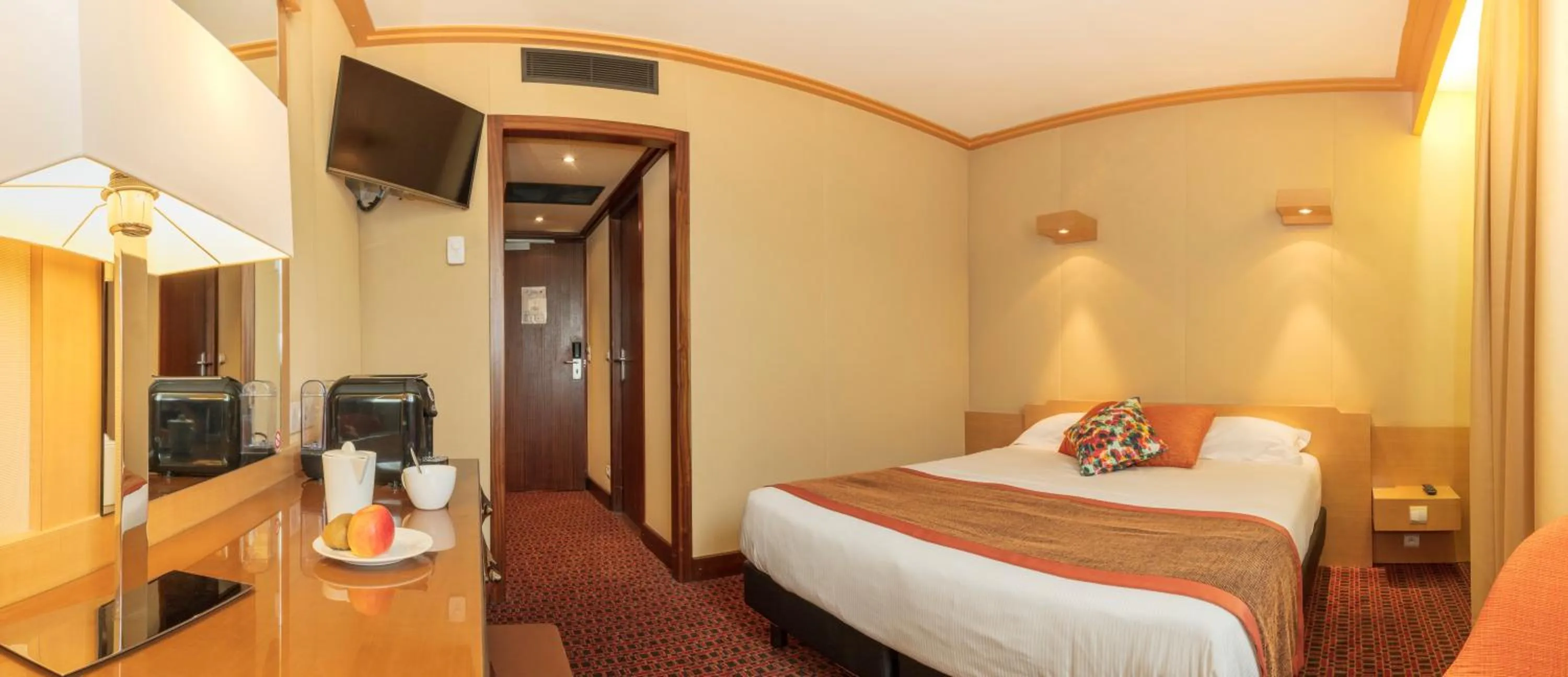 Bedroom, Bed in Hôtel du Béryl, Lons-le-Saunier