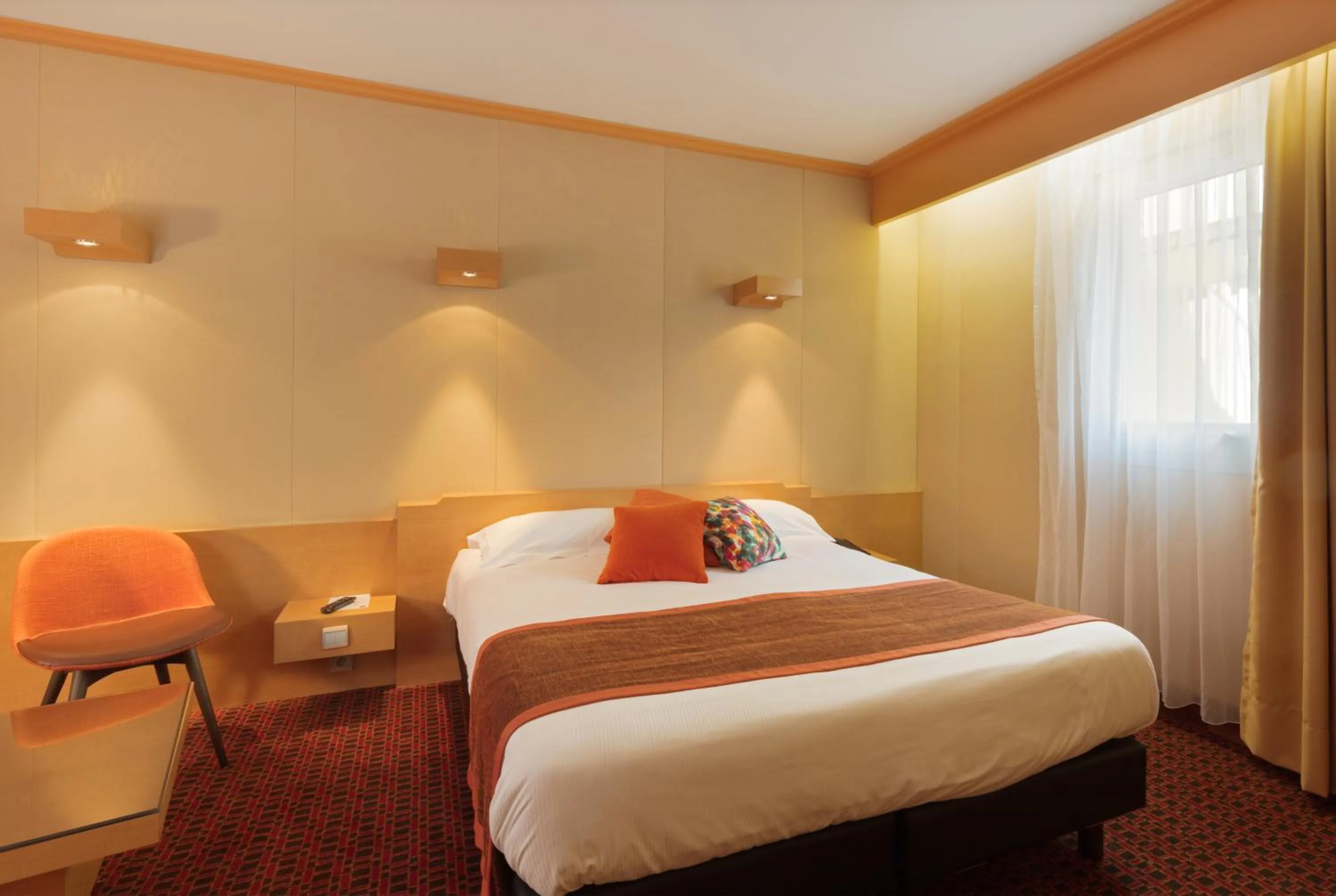 Bedroom, Bed in Hôtel du Béryl, Lons-le-Saunier