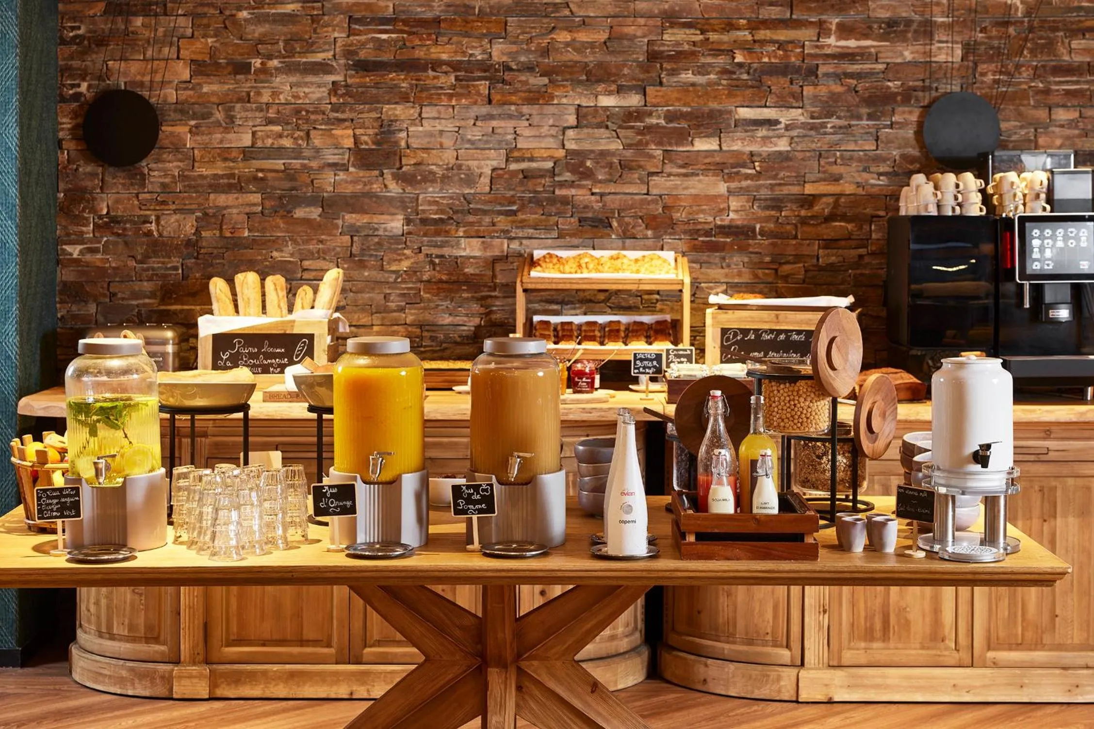 Breakfast in Hôtel L'Arboisie