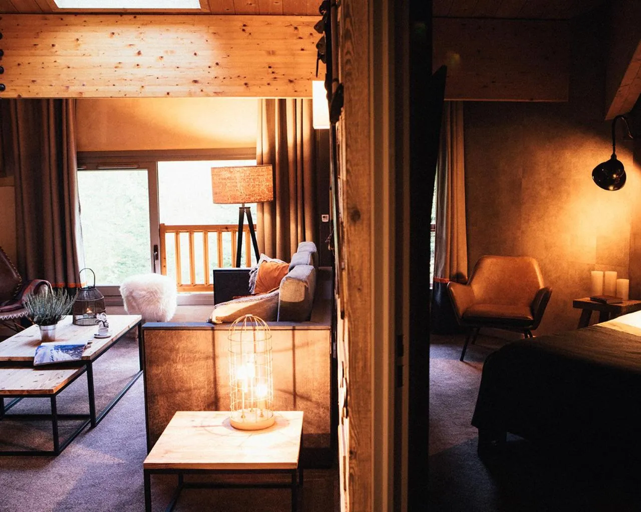 Living room, Bed in Hôtel L'Arboisie