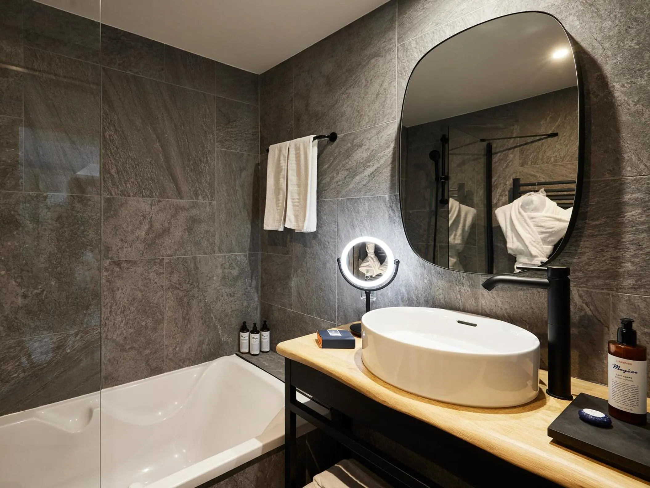 Bathroom in Hôtel L'Arboisie