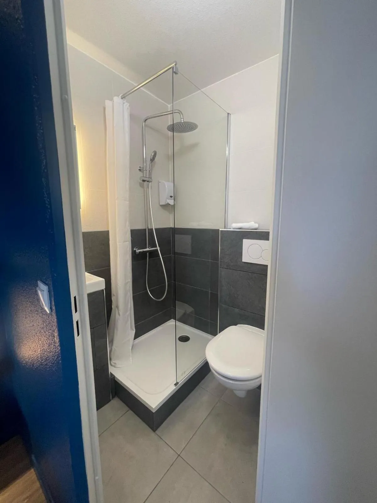 Bathroom in Kyriad Direct Dreux