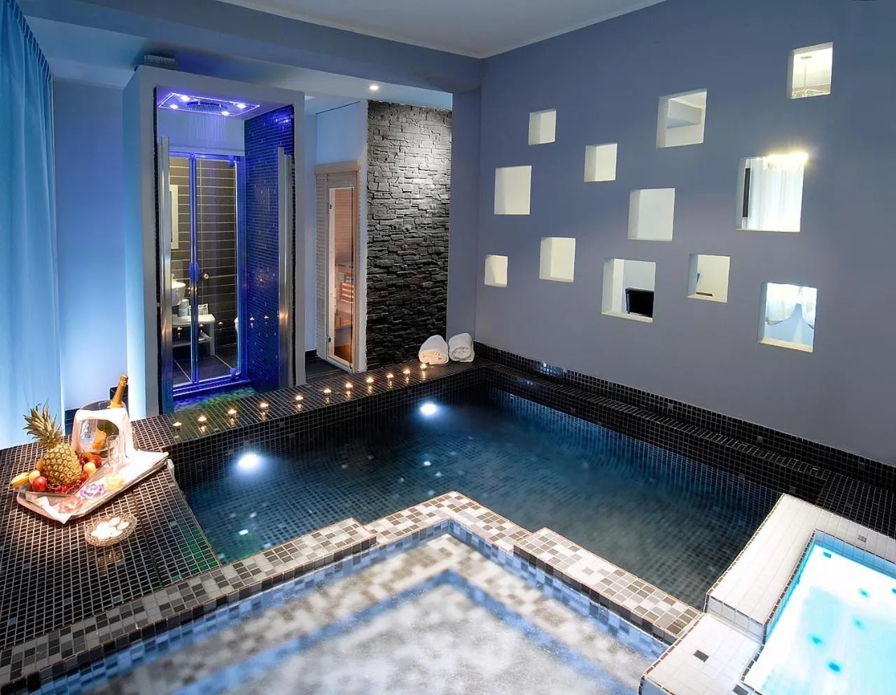 Swimming pool in Grand Hotel Excelsior