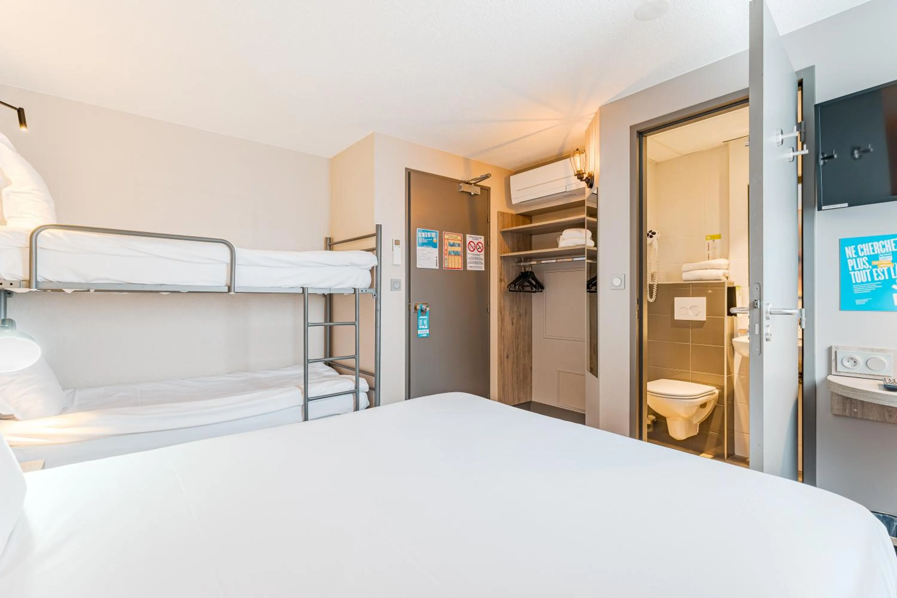 Photo of the whole room, Bed in Kyriad Direct Tours Sud - Chambray Lès Tours