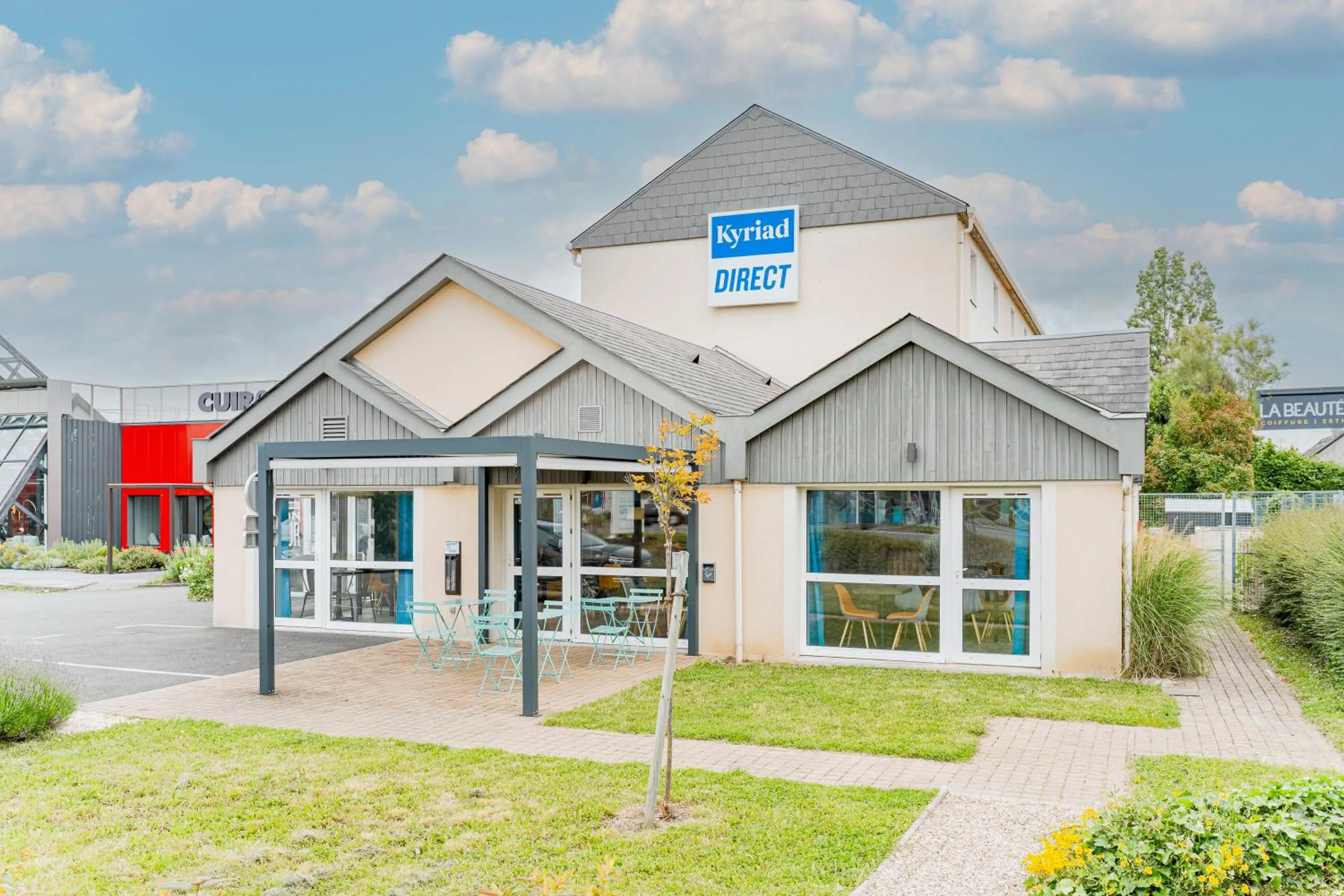 Property building in Kyriad Direct Tours Sud - Chambray Lès Tours