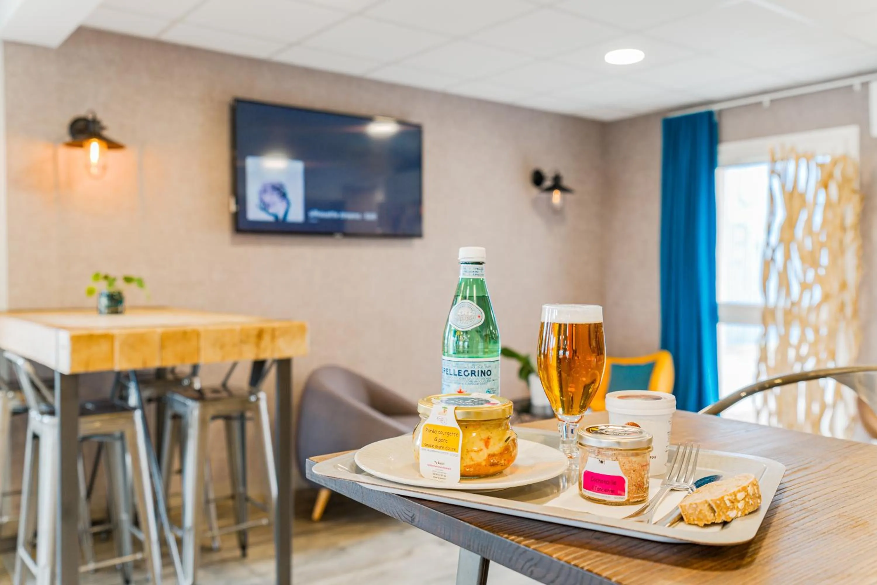 TV and multimedia in Kyriad Direct Tours Sud - Chambray Lès Tours