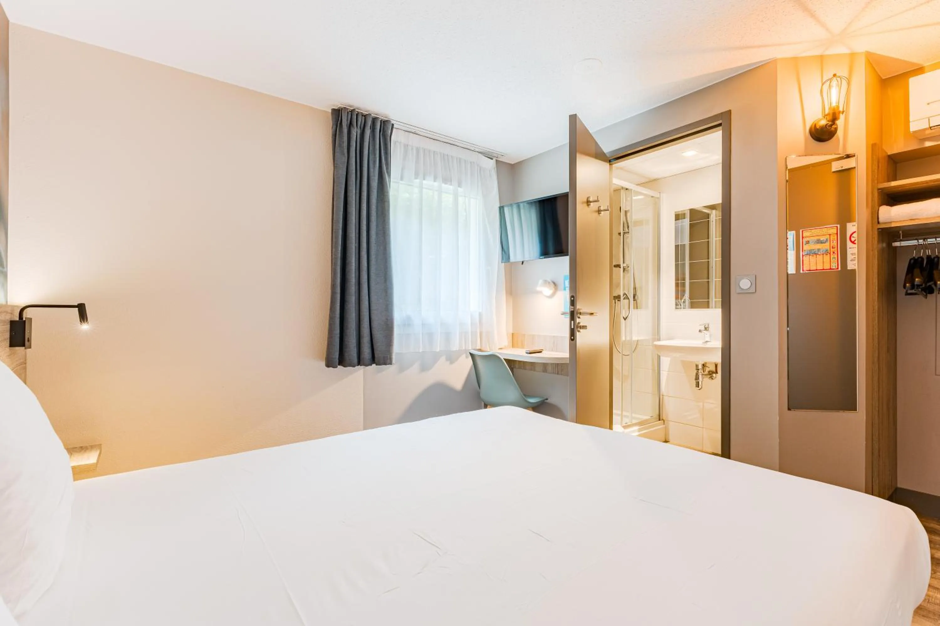 Photo of the whole room, Bed in Kyriad Direct Tours Sud - Chambray Lès Tours