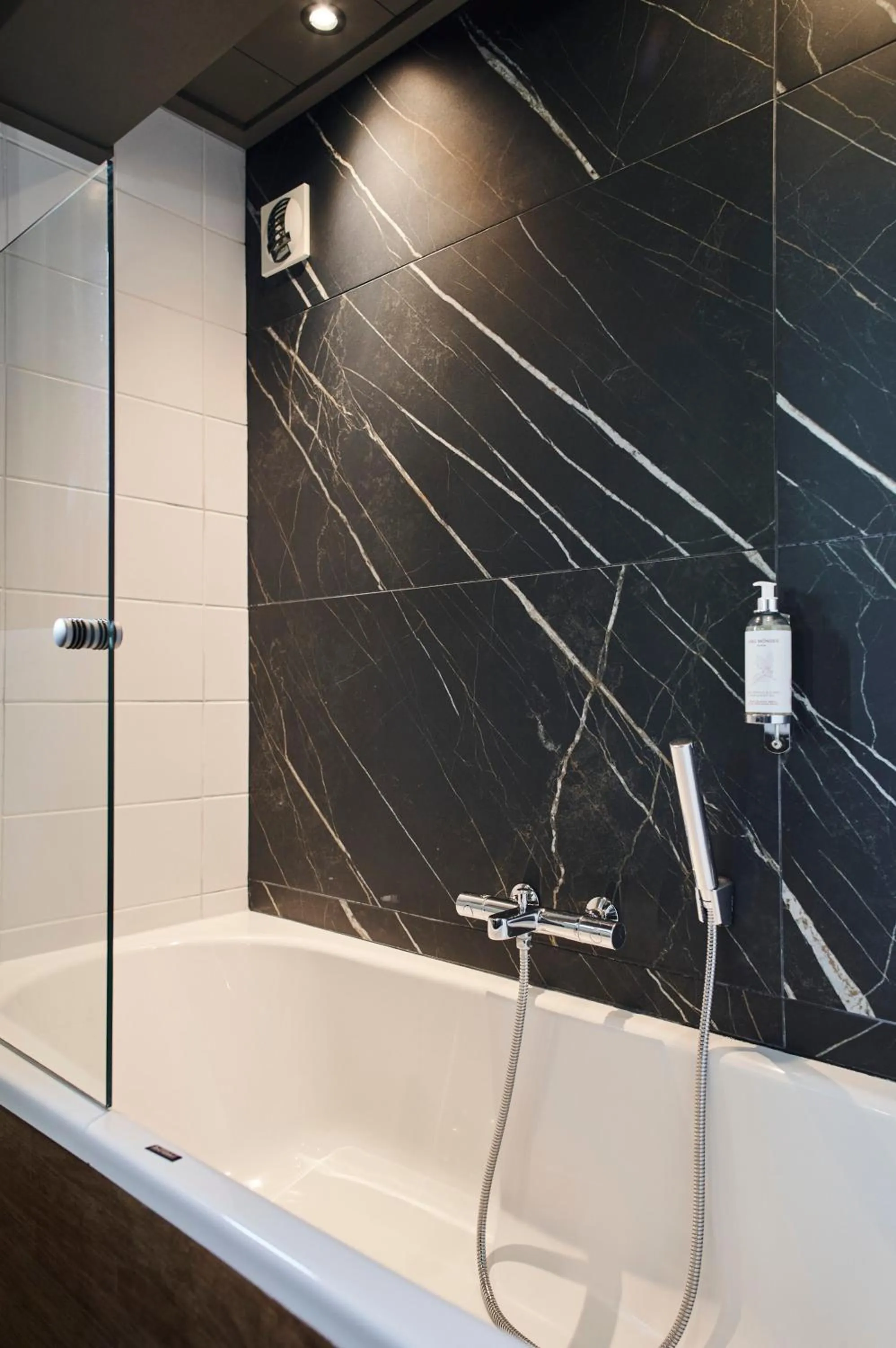 Bath in La Maison Rouge