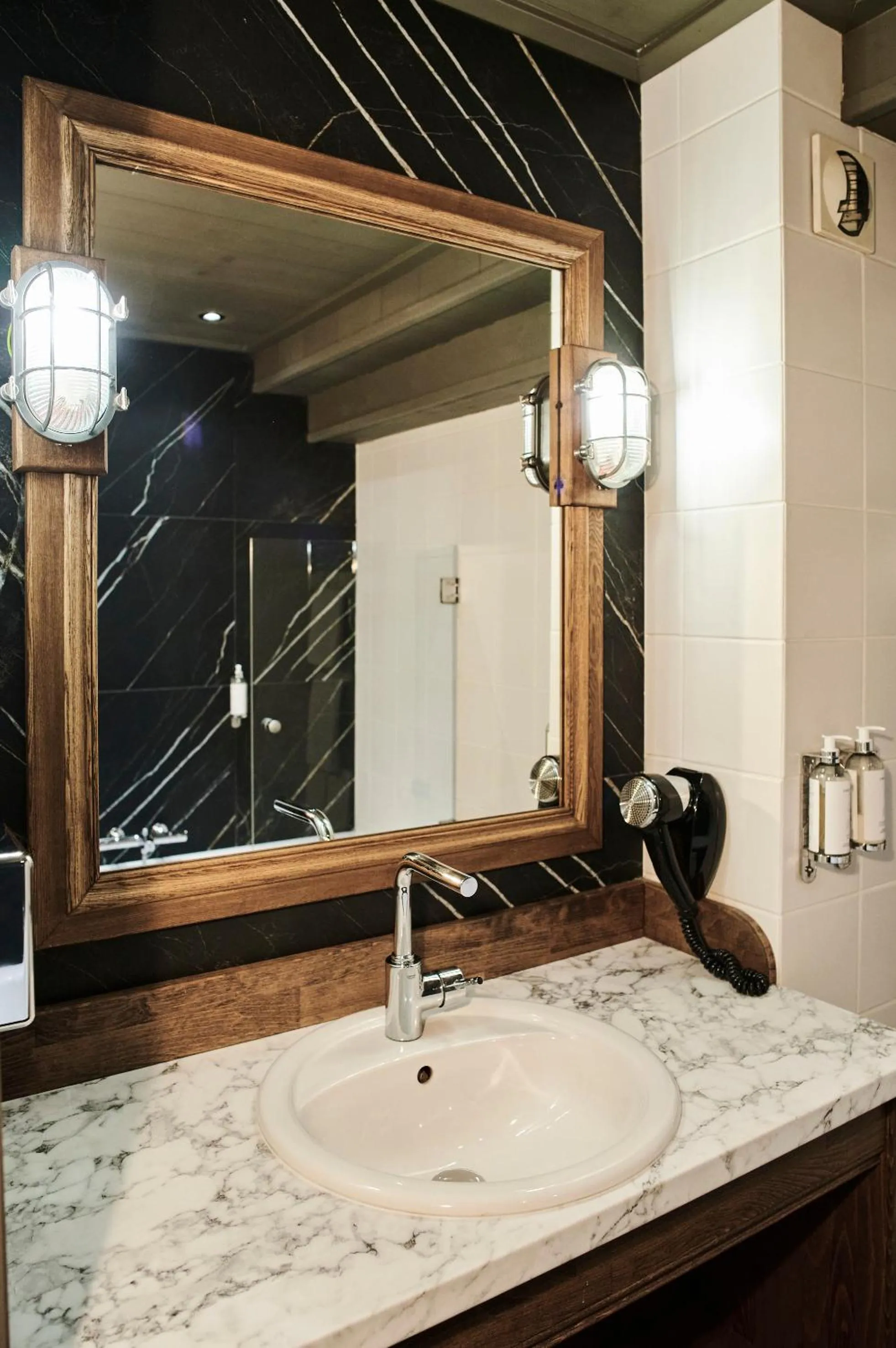 Bathroom in La Maison Rouge