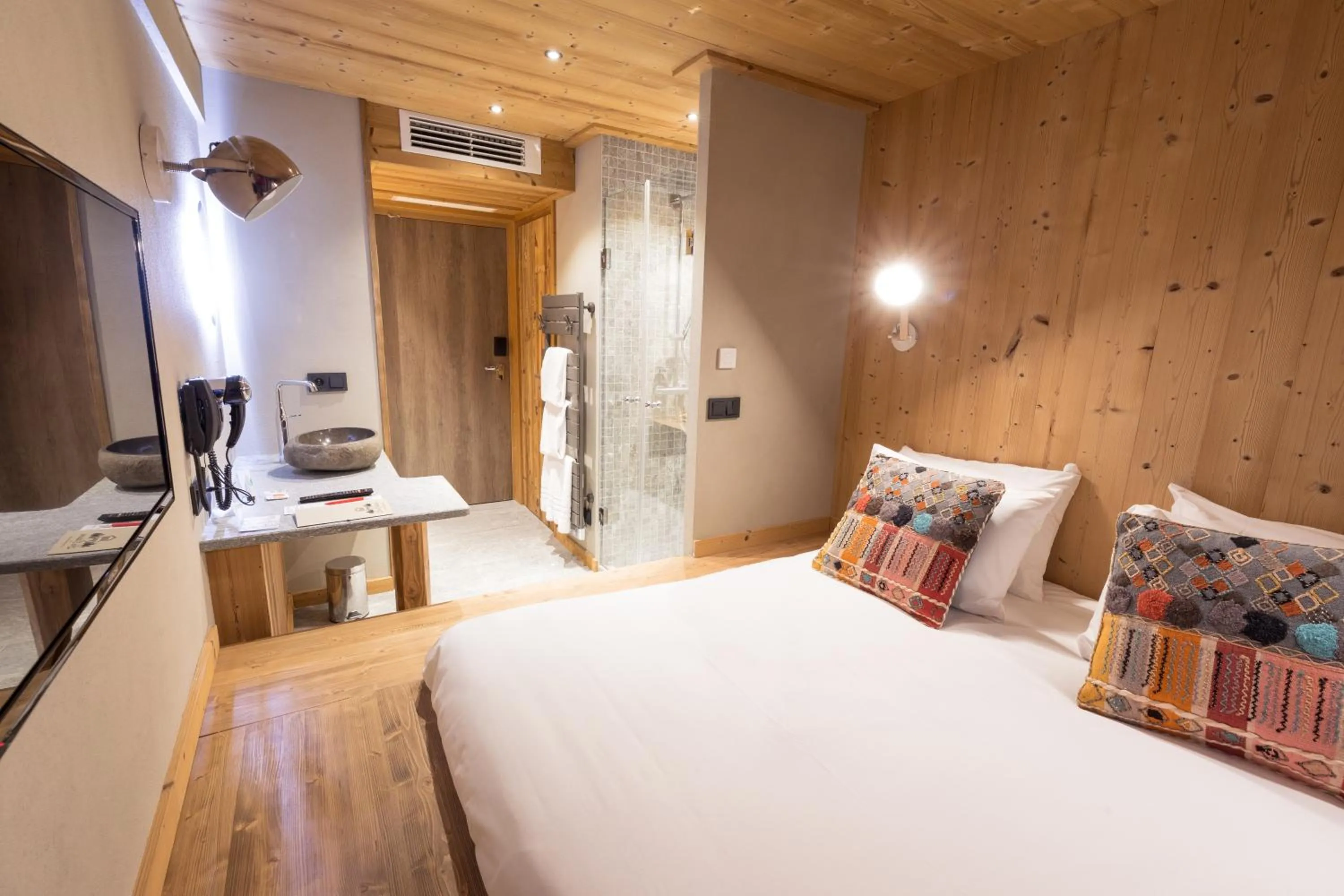 Photo of the whole room, Bed in La Maison Rouge