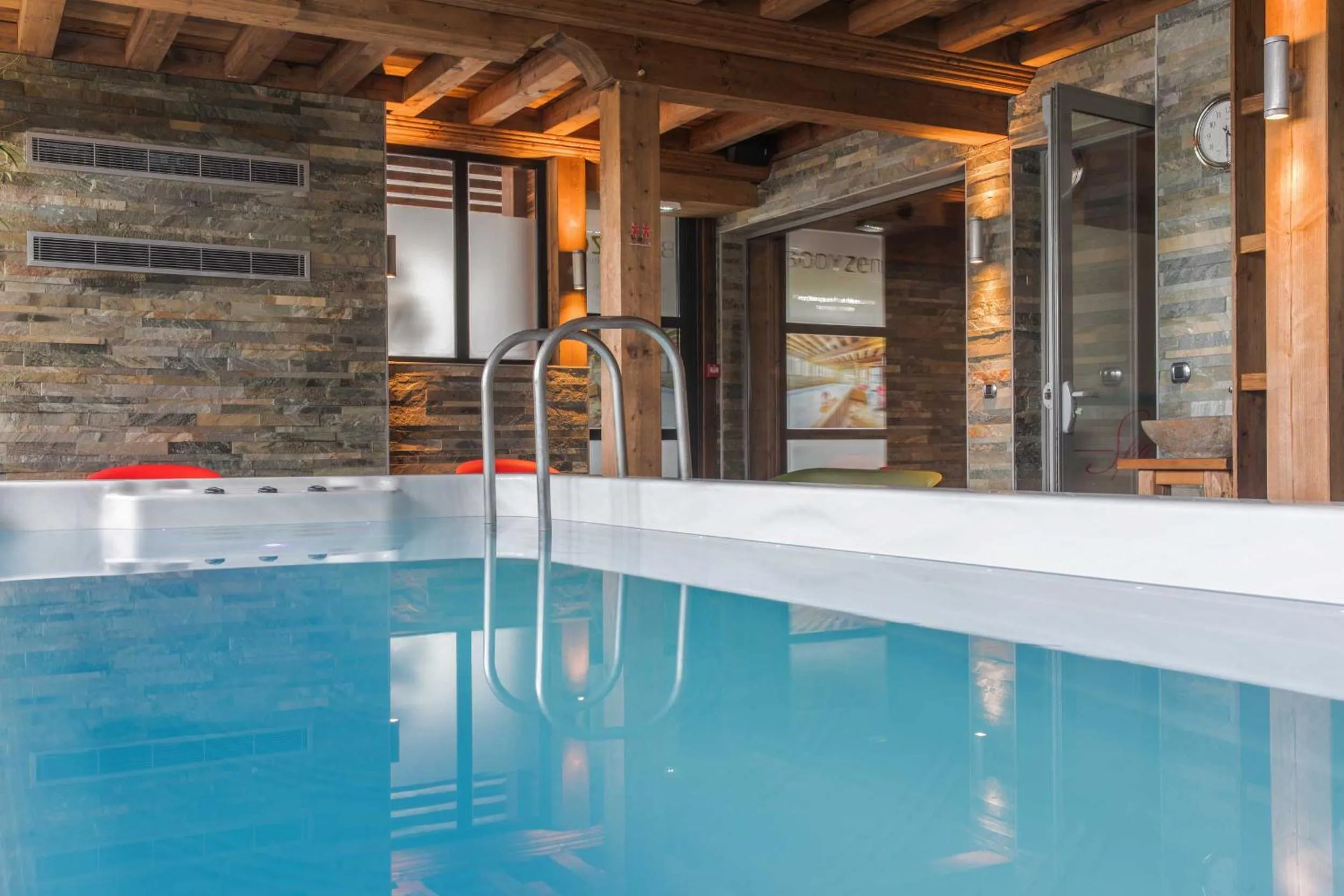 Hot Tub in La Maison Rouge