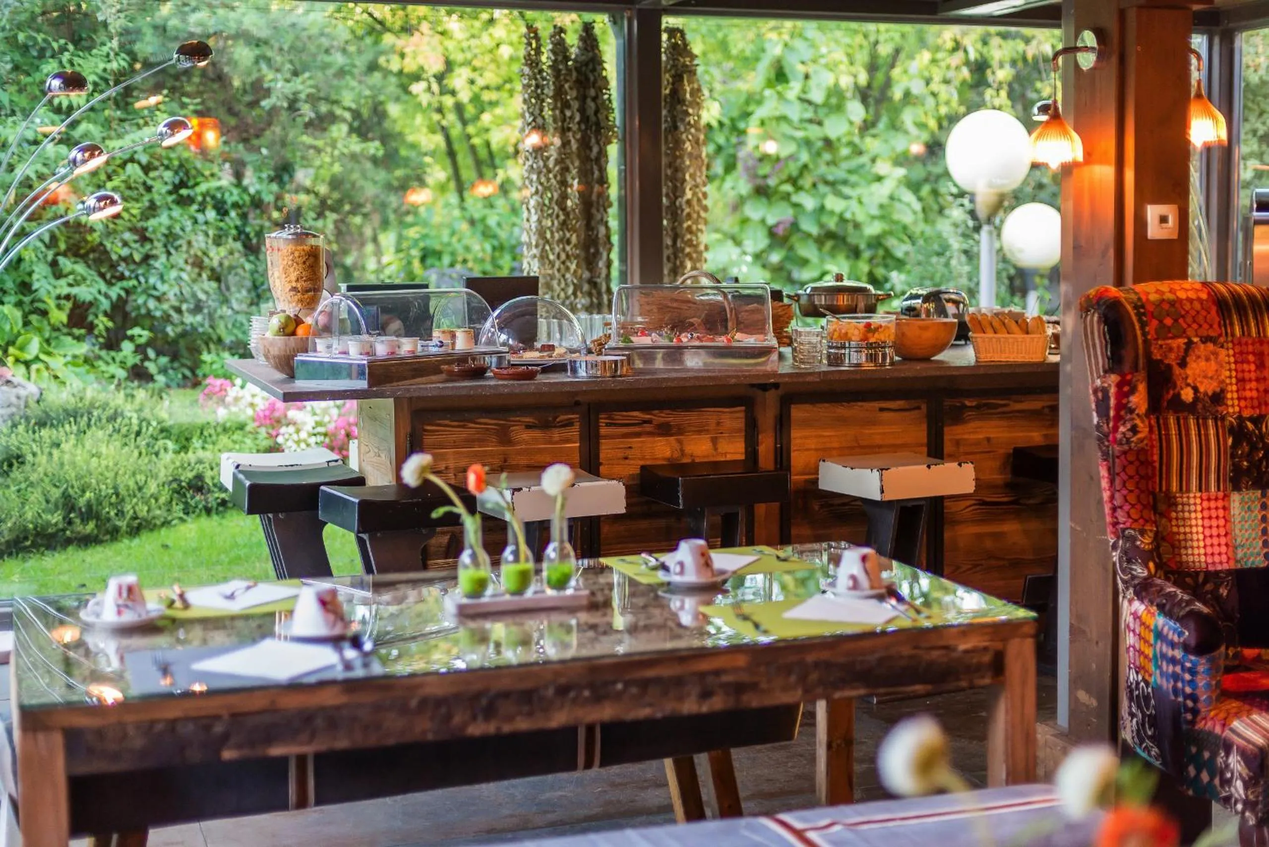 Lounge or bar in La Maison Rouge