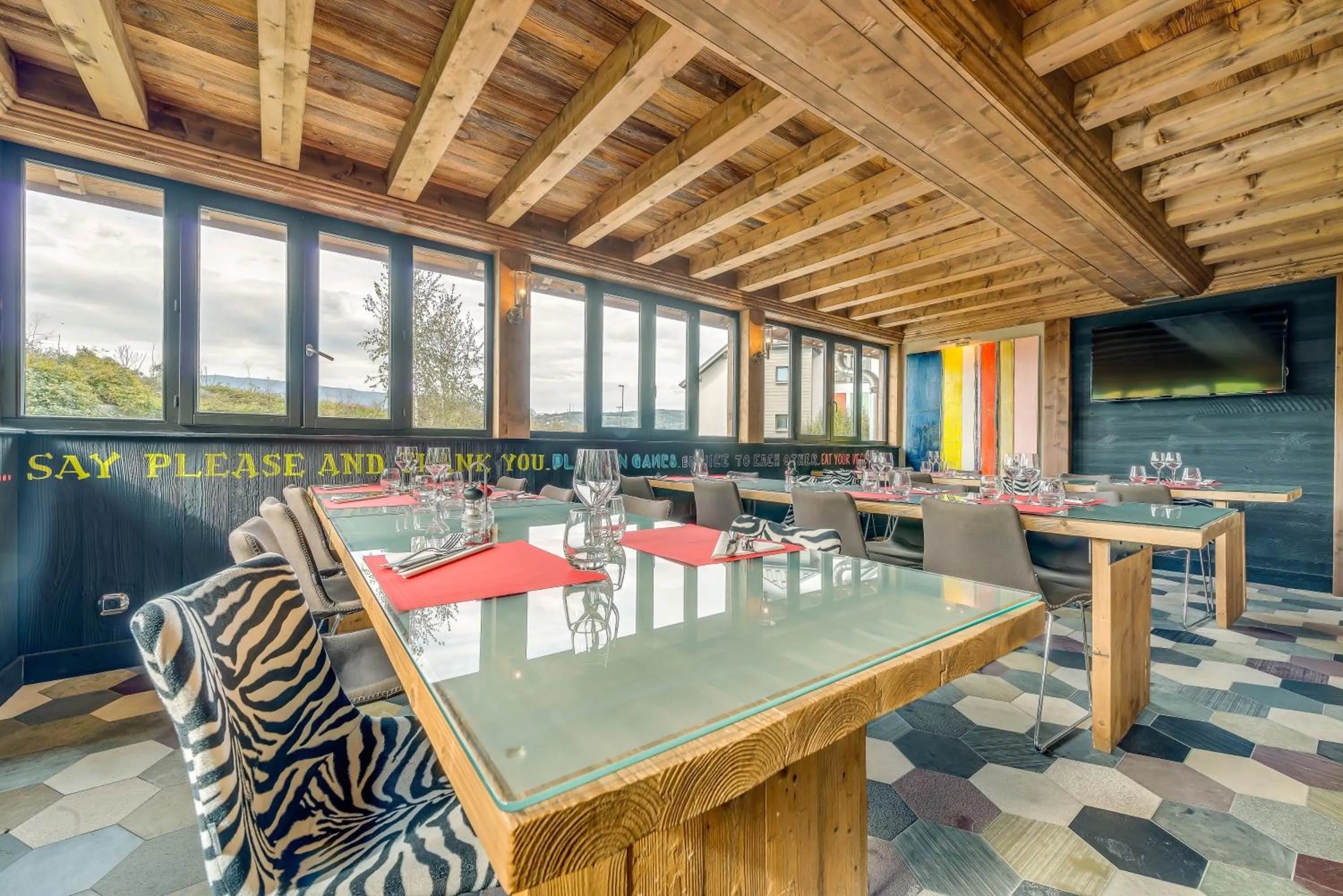 Restaurant/places to eat in La Maison Rouge