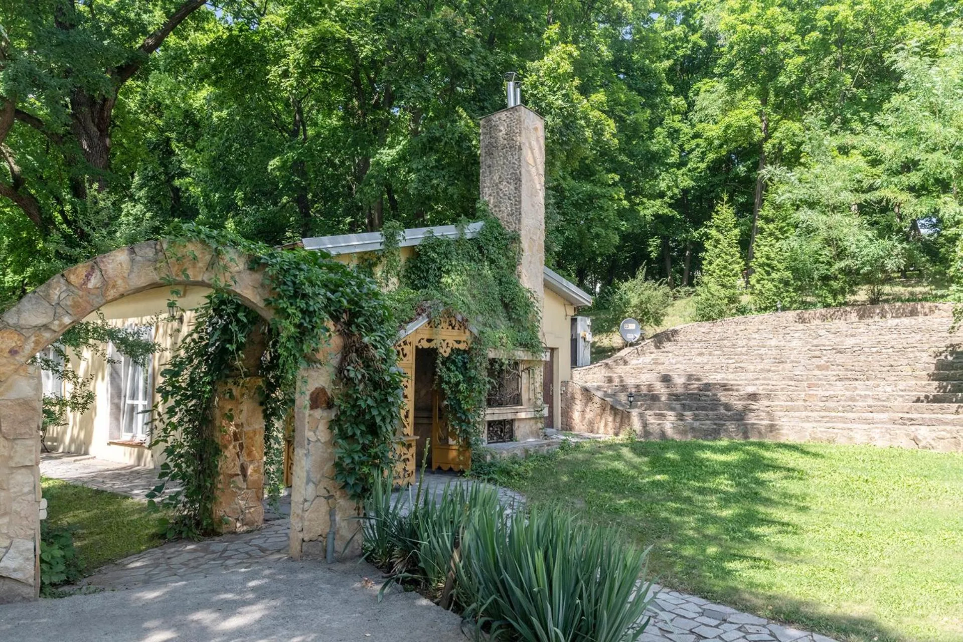Garden in Tarnovsky Hotel, Resort & SPA